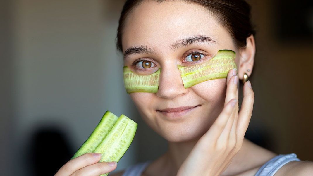 Frischekick dank feuchtigkeitsspendender Gurken-Maske! Die Beauty-Hacks für die DIY-Maske erfährst du hier.