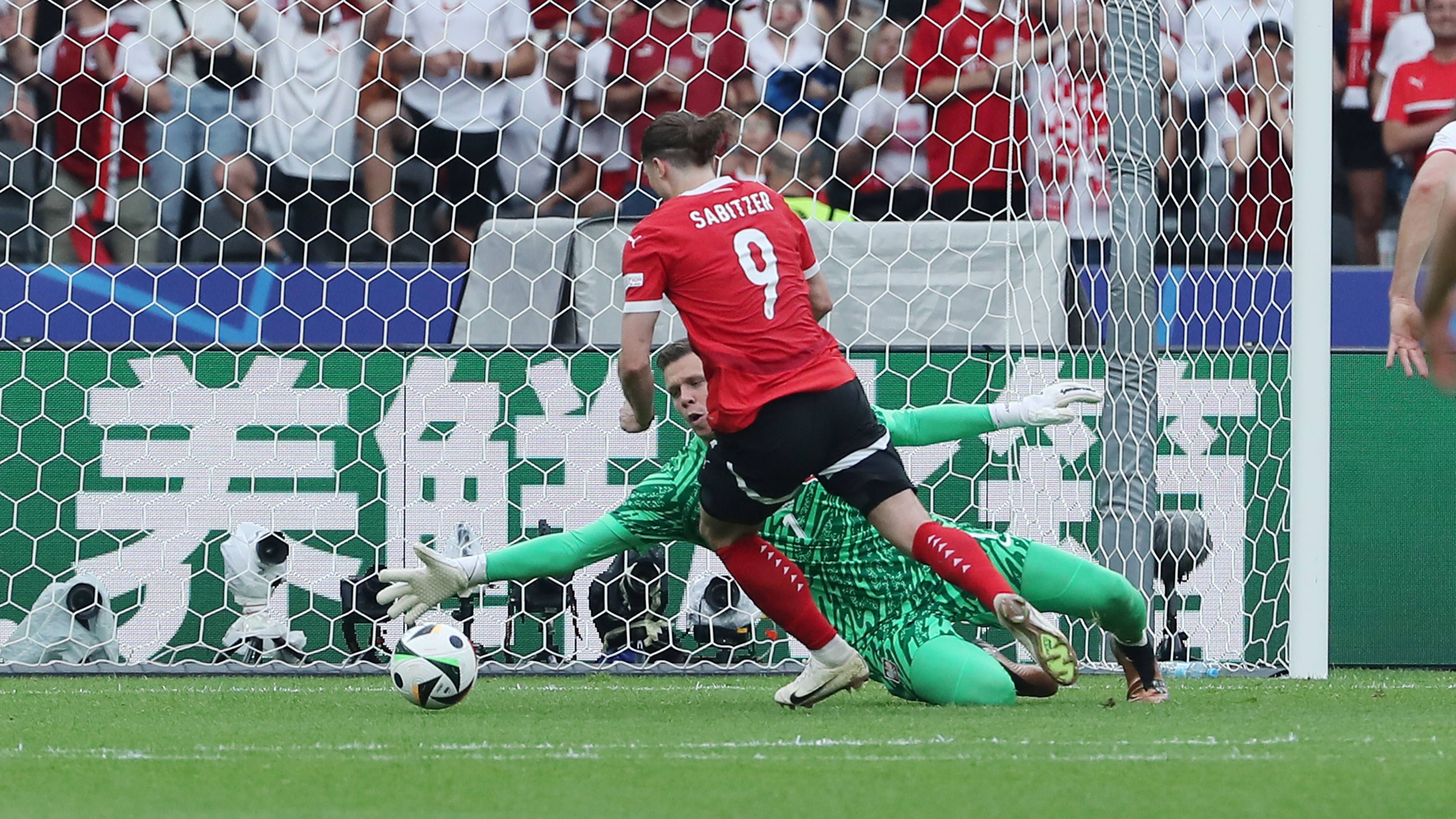 <strong>Österreich feiert ersten Dreier</strong><br>Marcel Sabitzer ist der Mann der großen Spiele. Der BVB-Star riss beim Aufeinandertreffen mit den Polen das Match an sich - und holte den Elfmeter raus, den Marko Arnautovic zum vorentscheidenden 3:1 verwandelte.&nbsp;