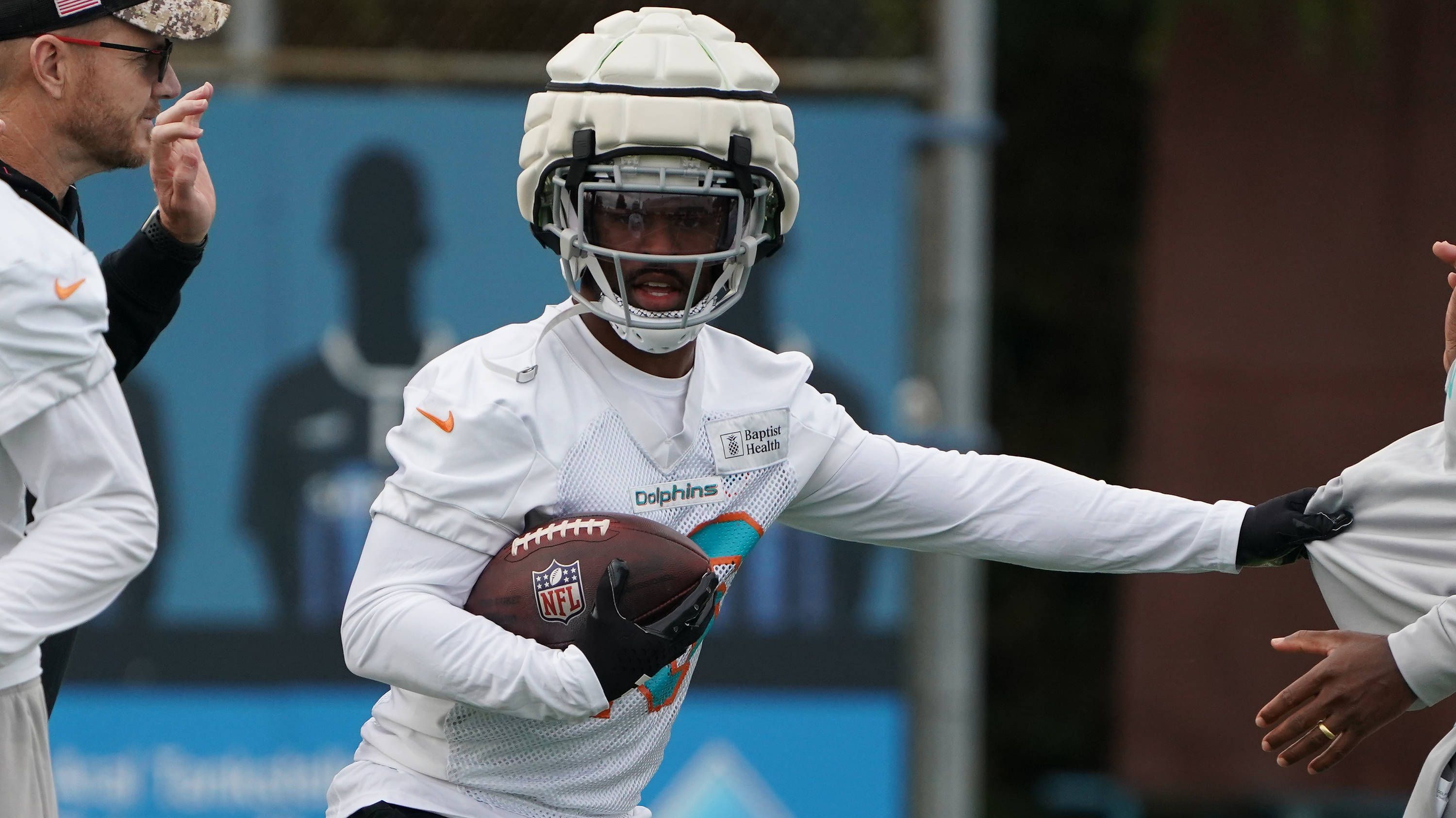 <strong>Salvon Ahmed (Indianapolis Colts)</strong><br>Schlechte Nachrichten für die Colts. Running Back Salvon Ahmed hat sich laut Head Coach Shane Steichen im Trainingslager eine "schwere Beinverletzung" zugezogen. Bei einem Lauf wurde der 26-Jährige von Teamkollege Trey Washington mit einem Hip-Drop-Tackle zu Boden gebracht, der Safety landete dabei unglücklich auf dem Unterschenkel von Ahmed.