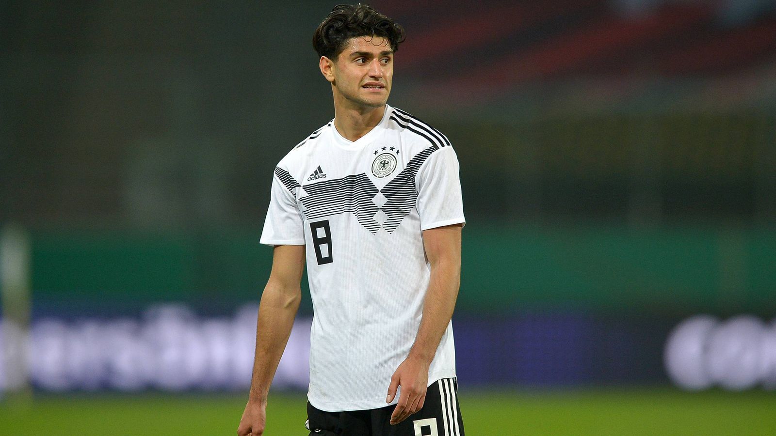 
                <strong>Mahmoud Dahoud (Deutschland)</strong><br>
                Der 23-jährige Mittelfeldspieler hatte bei Borussia Dortmund unter Trainer Lucien Favre zuletzt einen schweren Stand und musste meist auf der Bank Platz nehmen. Bei der U21-Europameisterschaft könnte er nun eine größere Rolle einnehmen. Er stand bereits im Aufgebot der U21-Nationalmannschaft, als diese vor zwei Jahren den Titel gewann. Mit seinen technischen Qualitäten kann er den Unterschied ausmachen.
              