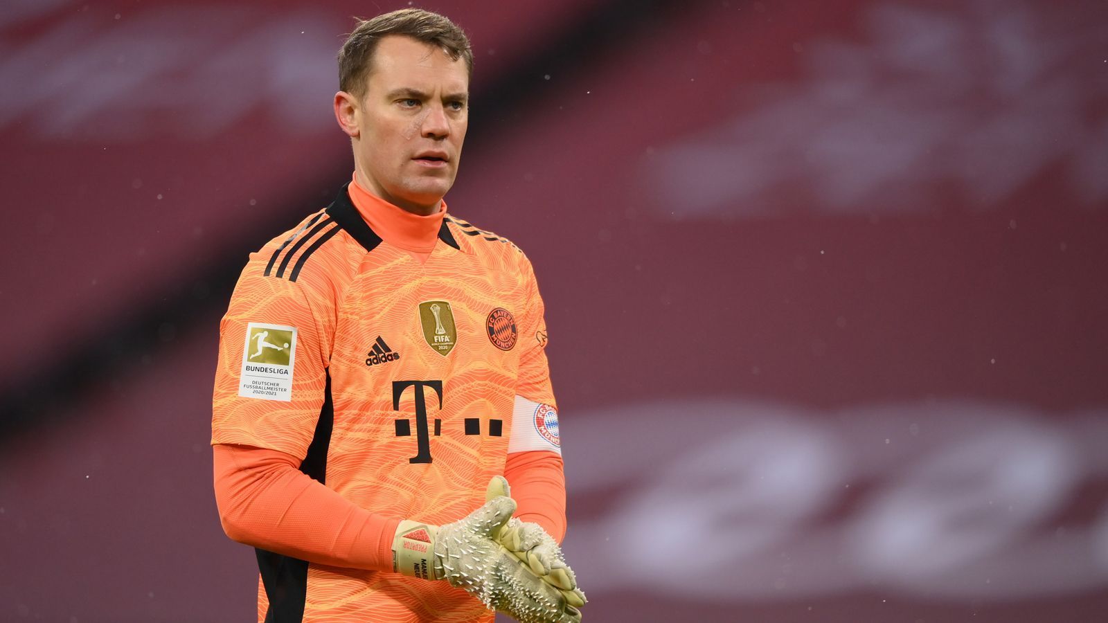 
                <strong>Manuel Neuer</strong><br>
                Hat wegen seiner unsicheren Vorderleute mehr zu tun als ihm lieb ist. Hält in der 21. Minute nach einem Knoche-Kopfball aus kürzester Distanz die Führung der Bayern mit einem Weltklasse-Reflex fest. Ist immer zur Stelle, wenn es brenzlig wird. Greift das ein oder andere mal in gewohnter Libero-Manier ein. Hat in der zweiten Halbzeit Glück, als er einen abgefälschten Ball nur zur Seite abwehren kann. Hernandez klärt schließlich auf der Line gegen Awoniyi. ran-Note: 2
              