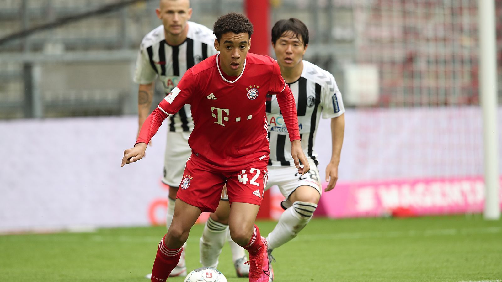 
                <strong>Jamal Musiala (FC Bayern)</strong><br>
                Der 17-Jährige wurde kürzlich am 33. Spieltag zum jüngsten Bundesliga-Debütant in der Geschichte des FC Bayern. Musiala hat neben dem englischen auch den deutschen Pass, ist in Stuttgart geboren, aber auf der Insel aufgewachsen. Die Bayern holten den Offensivmann im letzten Jahr aus der Jugend des FC Chelsea. Neben seinem Bundesliga-Debüt kam er auch in der 3. Liga, der Youth League und der U17- und der U19-Bundesliga zum Einsatz. In der U17-Bundesliga erzielte Musiala in zwölf Spielen sechs Tore und bereitete zwei weitere vor. Da entwickelt sich etwas. Sein Vertrag in München läuft erstmal noch bis 2022. 
              