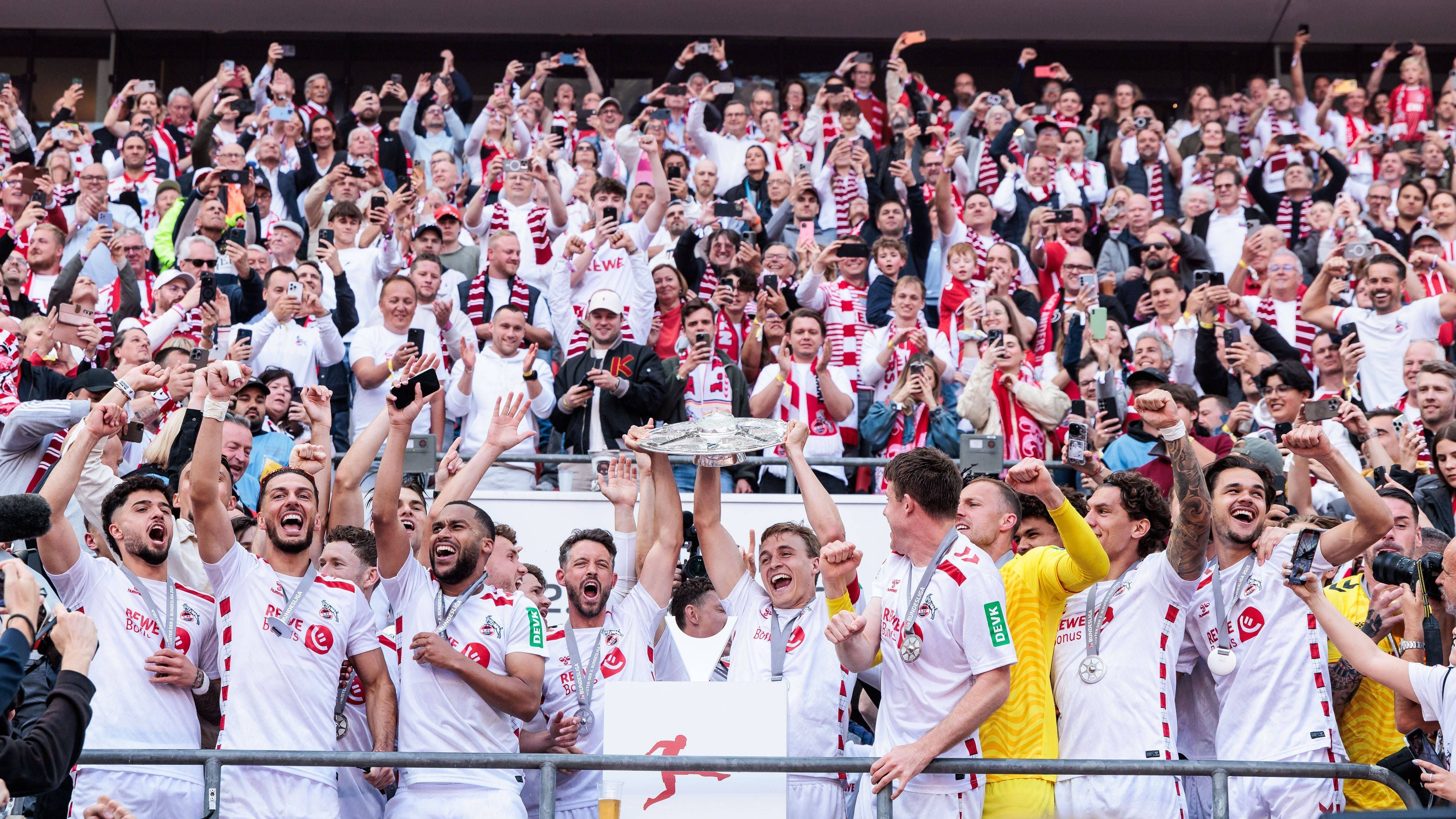 <em><strong>Die Auf- und Absteiger der Top-5-Ligen Europas</strong><br>Durch den Last-Minute-Sieg des 1. FC Heidenheim in Elversberg sichert sich das Team von Frank Schmidt das letzte Ticket für die Bundesliga und entgeht dem Abstieg. Andere europäische Teams müssen dagegen den Gang in die zweite Liga antreten, diverse Aufsteiger freuen sich wiederum.&nbsp;<strong>ran</strong> wirft einen Blick auf die diesjährigen Auf- und Absteiger der europäischen Top-5-Ligen.</em>