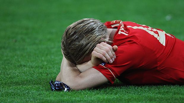 
                <strong>Das Finale dahoam</strong><br>
                Das Finale dahoam: Wie oft erlebt ein Fußballer ein Champions-League-Finale im heimischen Stadion? Wenn überhaupt nur einmal. Und wenn dieses Finale verloren geht? So wie Anatoliy Tymoshchuk fühlte sich im Frühjahr 2012 wohl nicht nur der FC Bayern, sondern ganz Fußball-Deutschland. Chelsea bezwang die Münchner auch noch im Elfmeterschießen mit 4:3. Bayerns Trostpreis: Das gewonnene Finale gegen Erzrivalen Dortmund ein Jahr später.
              