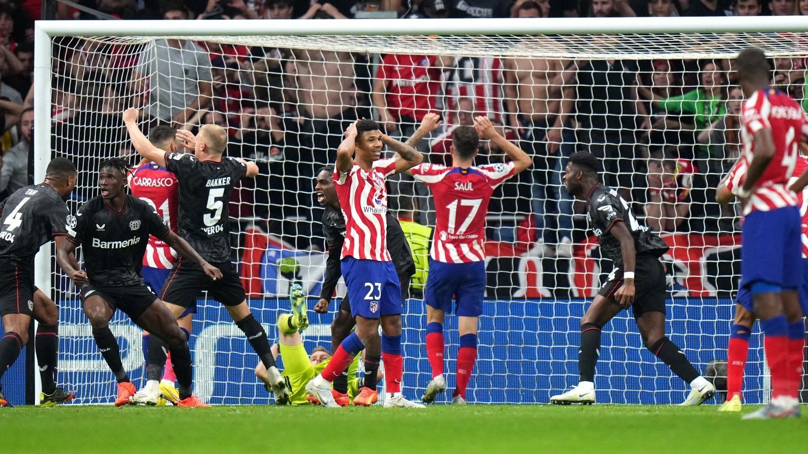 
                <strong>Warum musste Hradecky nach Spielende einen Elfer halten?</strong><br>
                Was für ein dramatisches Ende im Wanda Metropolitano! Beim Champions-League-Gruppenspiel zwischen Atletico Madrid und Bayer Leverkusen pfeift Schiedsrichter Clement Turpin das bereits abgepfiffene Spiel wieder an, um einen Elfmeter ausführen zu lassen. Nach ekstatischer Freude versinken die Atleti-Anhänger im Anschluss in Tränen und Trauer. Wie kam es zu der kuriosen Entscheidung? ran zeigt euch das brutale Ende des CL-Spiels in Bildern.
              