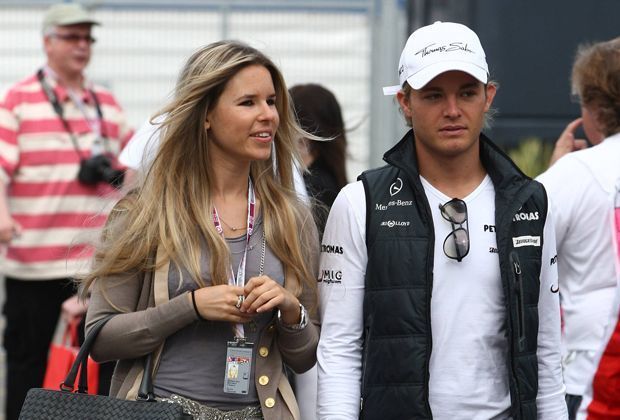 
                <strong>Vivian Sibold</strong><br>
                Vivian ist die Verlobte von Mercedes-Pilot Nico Rosberg. Die beiden sind schon 10 Jahre zusammen und leben abwechselnd in Monaco und auf  Ibiza
              