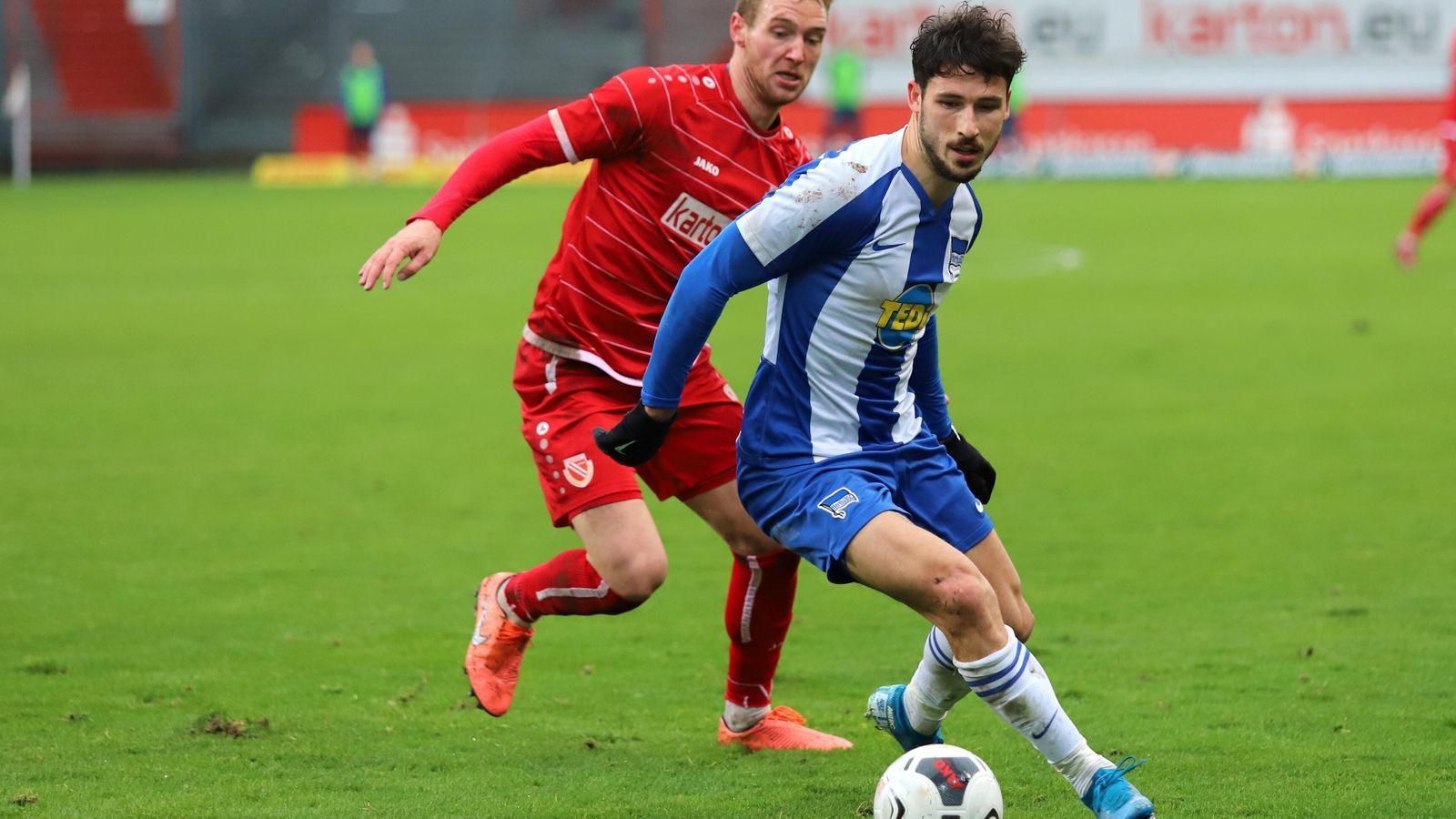 
                <strong>Mathew Leckie</strong><br>
                Der australische Nationalspieler Mathew Leckie stand in der Saison 2019/20 nur ein einziges Mal über 90 Minuten auf dem Platz - am 1. Spieltag, als die Berliner 2:2 beim FC Bayern spielten. Danach kamen noch drei Kurz-Einsätze hinzu. Unter Klinsmann hat es der 28-Jährige zuletzt aber noch nicht ein einziges Mal in den Kader geschafft, er musste stattdessen sogar ein Mal bei den Berliner Regionalliga-Amateuren ran. Leckie, dessen Vertrag noch bis 2021 läuft, soll daher ebenfalls zu den Hertha-Wechselkandidaten zählen. 
              