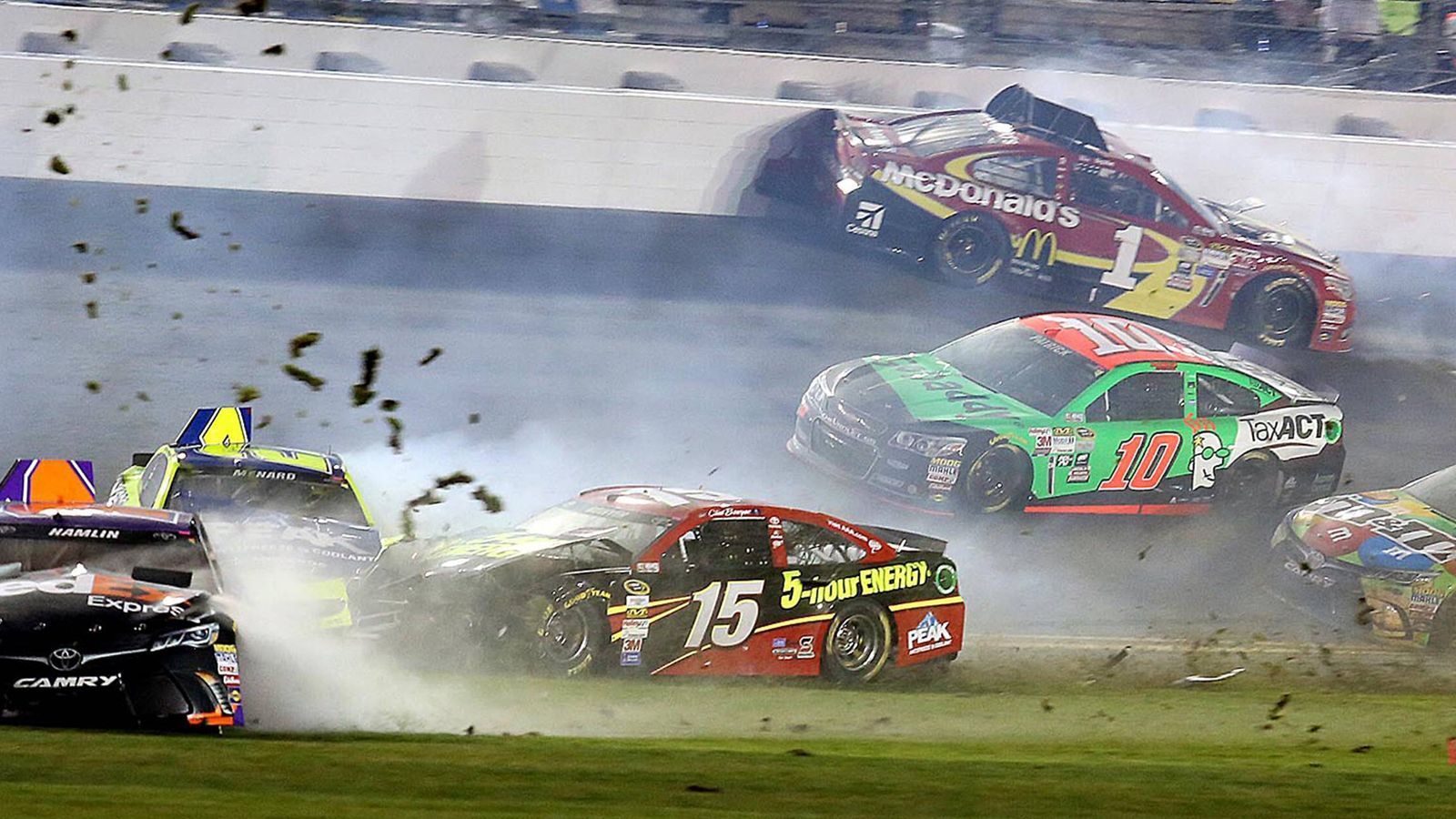 
                <strong>Danica Patrick: Die schnellste Frau der Welt hört auf</strong><br>
                Wobei: Immerhin blieb sie sich treu. Ihr letztes NASCAR-Rennen im Februar endete wie ihr allerletzter Lauf ebenfalls mit einem Crash (im Bild das Auto mit der 10). Zwei Teams hatten ihr die beiden Starts beim Daytona und Indy 500 noch ermöglicht, sonst wäre ihre Karriere schon im November 2017 beendet gewesen, beim NASCAR-Saisonfinale. Auch das Rennen endete für sie übrigens mit einem Crash.
              