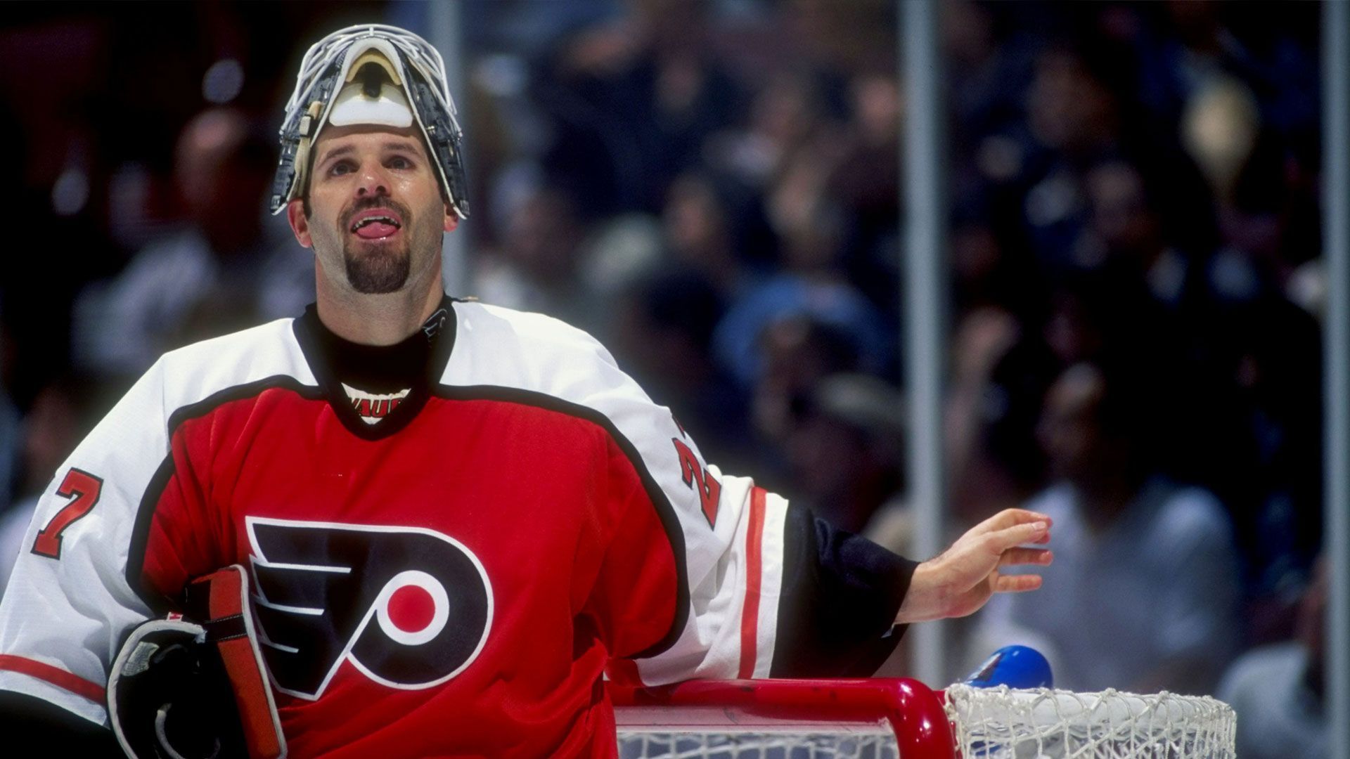 
                <strong>Ron Hextall: Der Goalie der kuriosen Rekorde</strong><br>
                Auch Flyers-Legende Ron Hextall machte unter anderem mit Strafminuten auf sich aufmerksam. Kein Torhüter verbrachte in seiner Laufbahn in der Regular Season (584 Strafminuten) und in den Playoffs (115) mehr Minuten auf der Strafbank als Hextall. Auch die Saison- (113) und Playoff-Rekorde (43) sicherte sich der Goalie. Doch unsterblich machte sich Hextall auf eine ganz andere Weise: Er ist der erste Torhüter der NHL-Geschichte, der ins gegnerische Tor traf – und zwar in der regulären Saison und in den Playoffs!
              