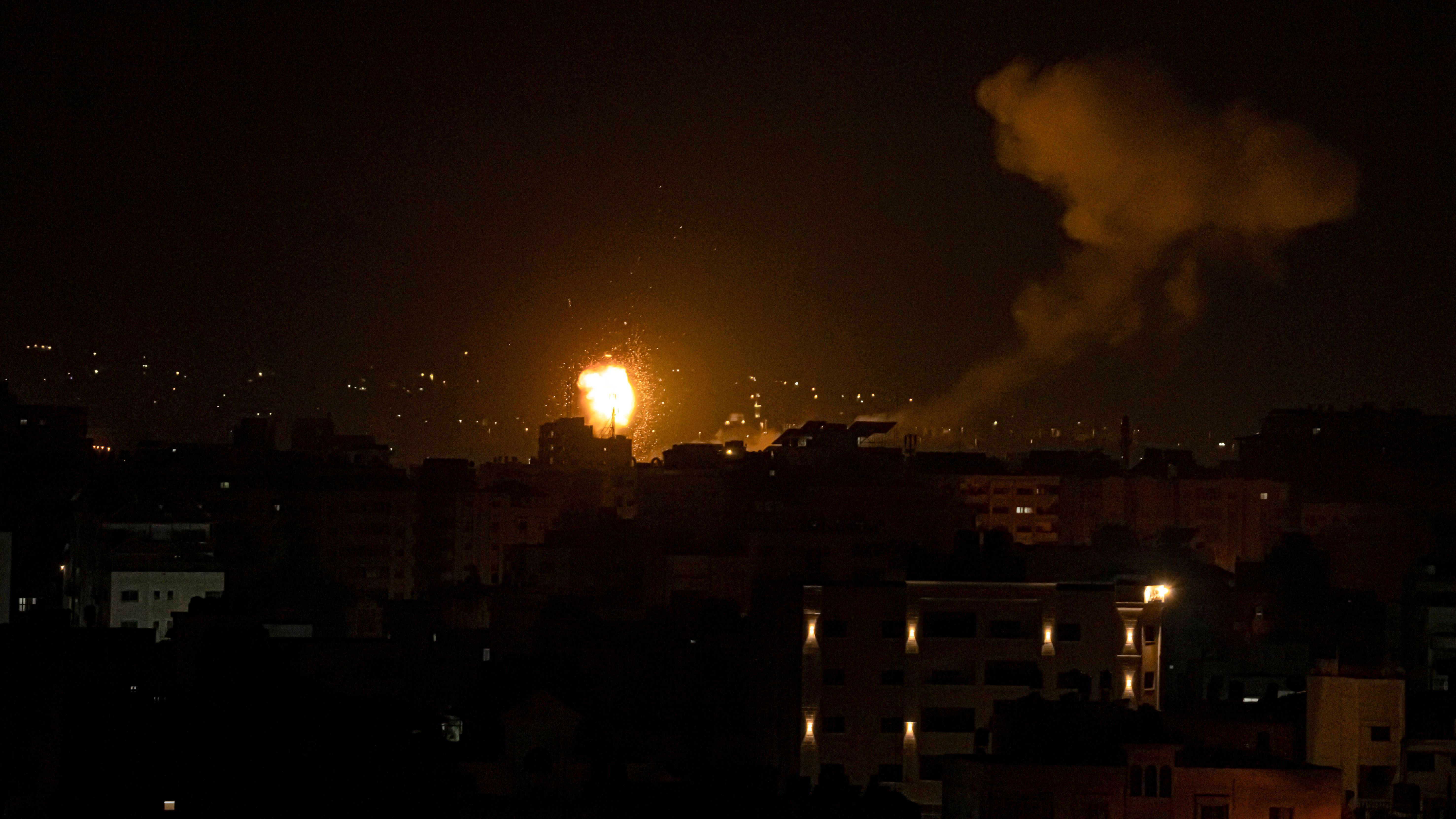 Feuer und Rauch im Zentrum des Gazastreifens: Israel hat in der Nacht zum Freitag eine unterirdische Produktionsstätte für Militärraketen der Hamas mit Kampfflugzeugen angegriffen. 