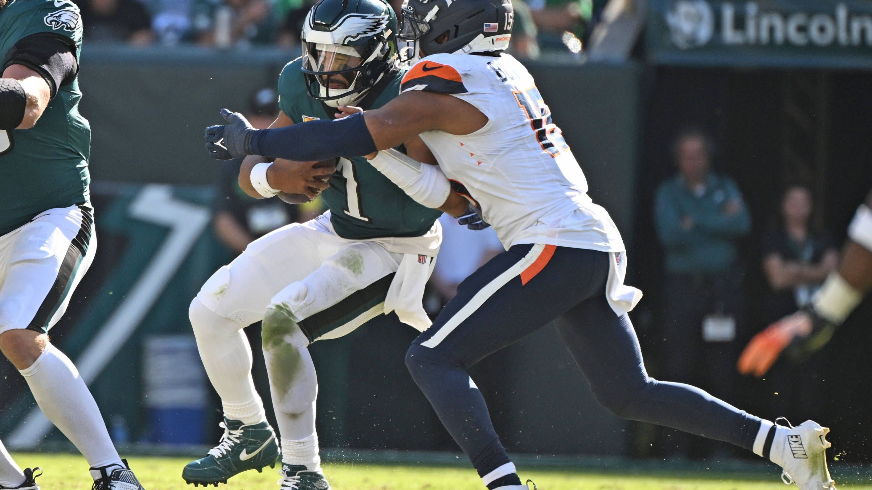 <strong>AFC Defense: Nik Bonitto (LB, Denver Broncos)</strong><br>Vier Tackles, 2,5 Sacks gegen Jalen Hurts - einer davon in der Crunch-Time in den letzten zwei Spielminuten. Damit der NFL-Bestwert von sieben Sacks nach den ersten fünf Spielen.