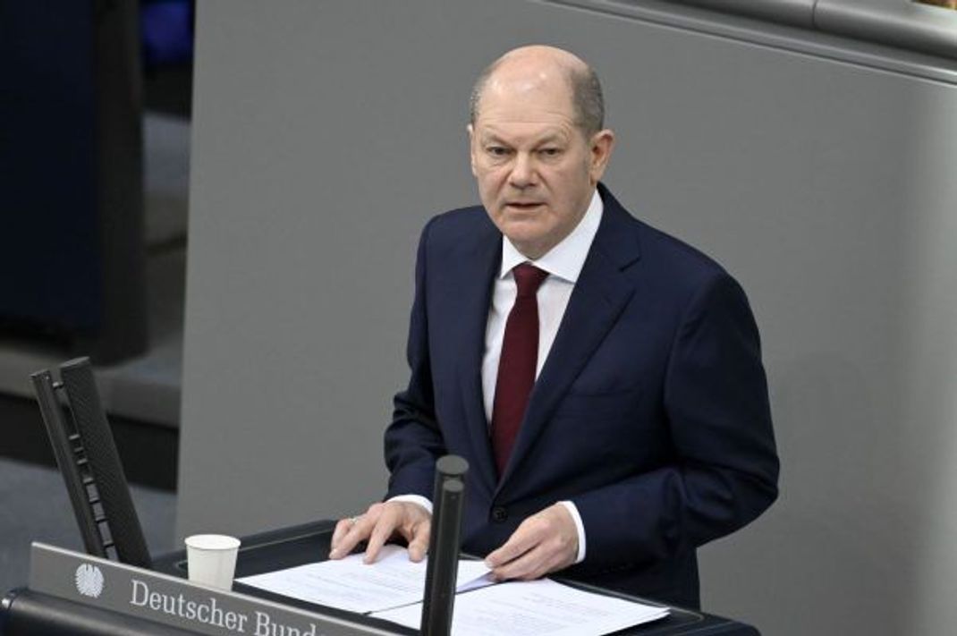 Bundeskanzler Olaf Scholz kündigte nach Beginn des Ukraine-Krieges ein 100-Milliarden-Euro-Sondervermögen für die Bundeswehr an. Dafür wird der deutsche Staat neue Kredite - sprich, neue Schulden - aufnehmen müssen.