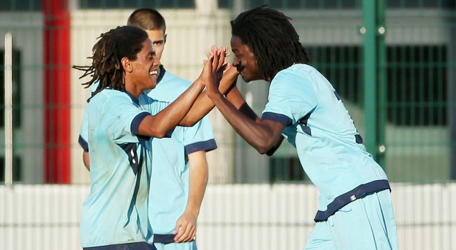 
                <strong>FC Porto</strong><br>
                Der FC Porto hat es als einziger portugiesischer Klub ins Viertelfinale geschafft. Mit fünf Siegen aus sechs Spielen marschierten die Jungs von Trainer Joao Brandao souverän durch die Gruppenphase. Im Achtelfinale schalteten sie den Titelverteidiger aus Salzburg aus. Als eine der wichtigsten Stützen der Mannschaft erwies sich Innenverteidiger Diogo Queirós, der bisher keine Spielminute verpasste. Romario Baro (r.) steuerte bisher ein Tor und zwei Vorlagen bei.
              