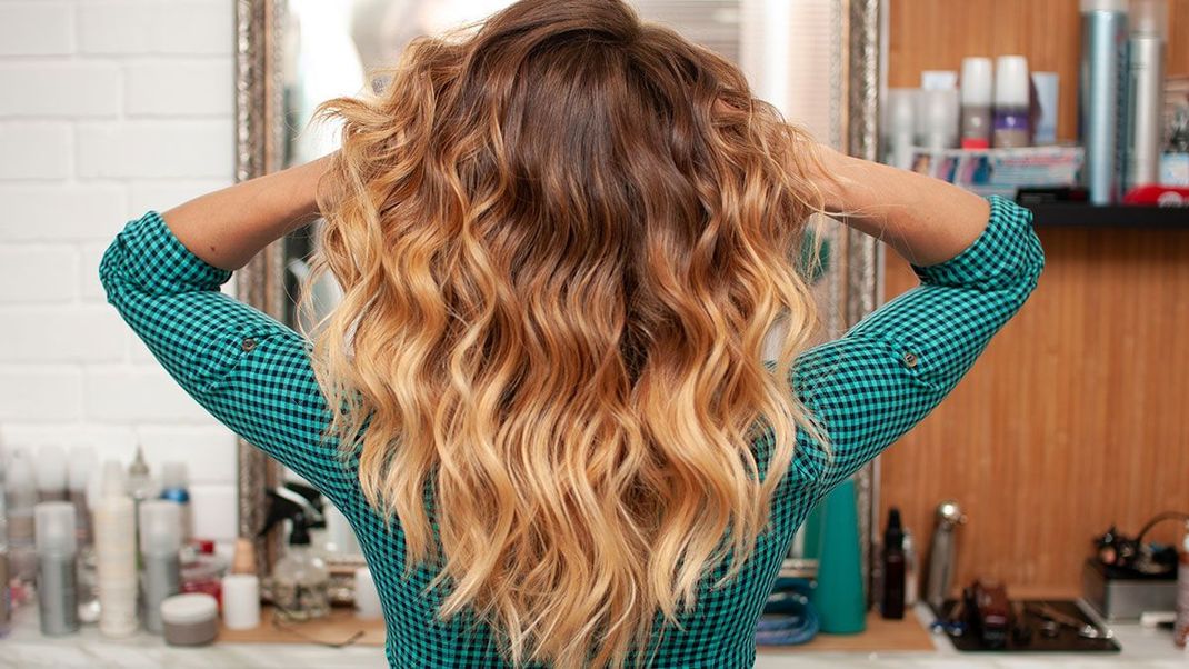 Angesagte Balayage Hair Coloration – lässt sich die Haarfärbetechnik auch selbst von zuhause aus machen? Was braucht ihr dazu? Die Antworten im Beauty-Artikel. 