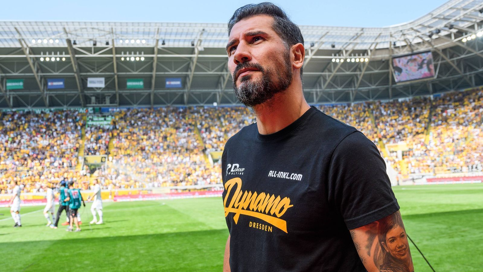 
                <strong>Cristian Fiel (Dynamo Dresden)</strong><br>
                Fünf Jahre lang schnürte Ex-Profi Cristian Fiel zwischen 2010 und 2015 die Schuhe für Dynamo Dresden - es war die letzte Station als Aktiver in der Karriere des einstigen Mittelfeldspielers. Direkt danach wechselte der Deutsch-Spanier ins Trainergeschäft und fing im Dynamo-Nachwuchs an. Seit Februar 2019 steht der 39-Jährige nun in Dresden als Chefcoach in vorderster Reihe, hat davor aber auch schon mal für ein Spiel als Interimstrainer ausgeholfen. Nachdem Dynamo mit zwei Niederlagen in die laufende Zweitliga-Saison startete, blieb die Fiel-Elf danach in drei Spielen in Folge ungeschlagen (ein Sieg, zwei Unentschieden).
              