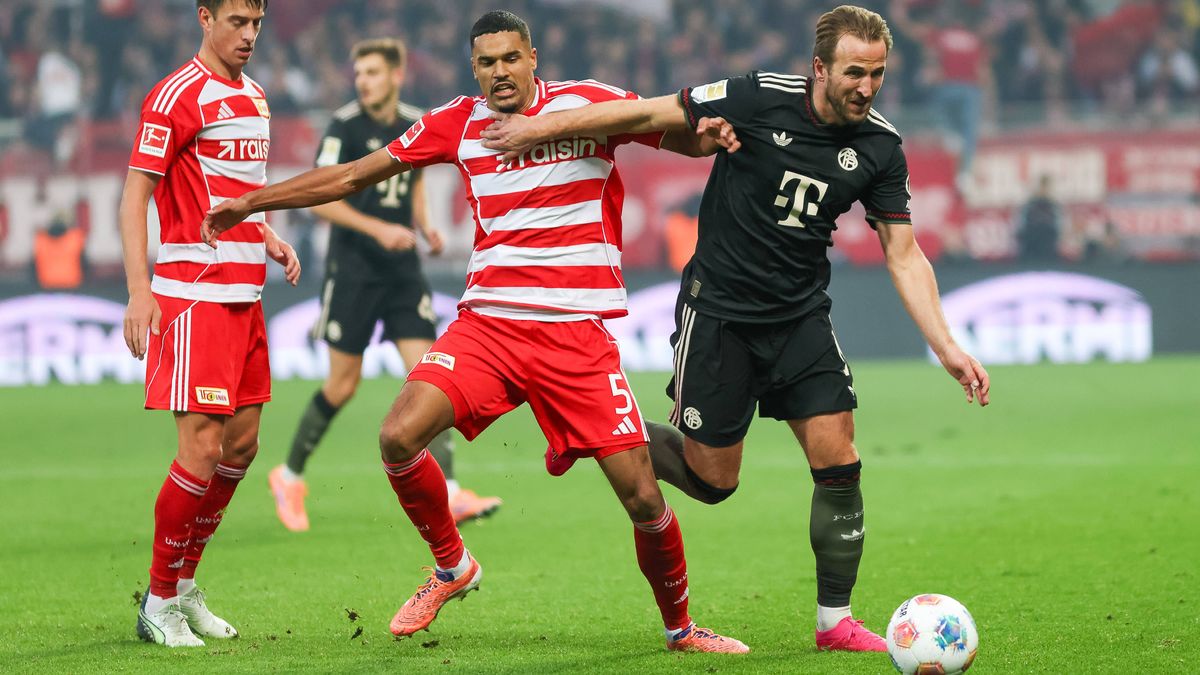 Harry Kane (FC Bayern Muenchen, 09) mit Danilho Doekhi (1. FC Union Berlin, 05), mit Janik Haberer (1. FC Union Berlin, 19), GER, 1. FC Union Berlin vs. FC Bayern Muenchen, Fussball, Bundesliga, 10...