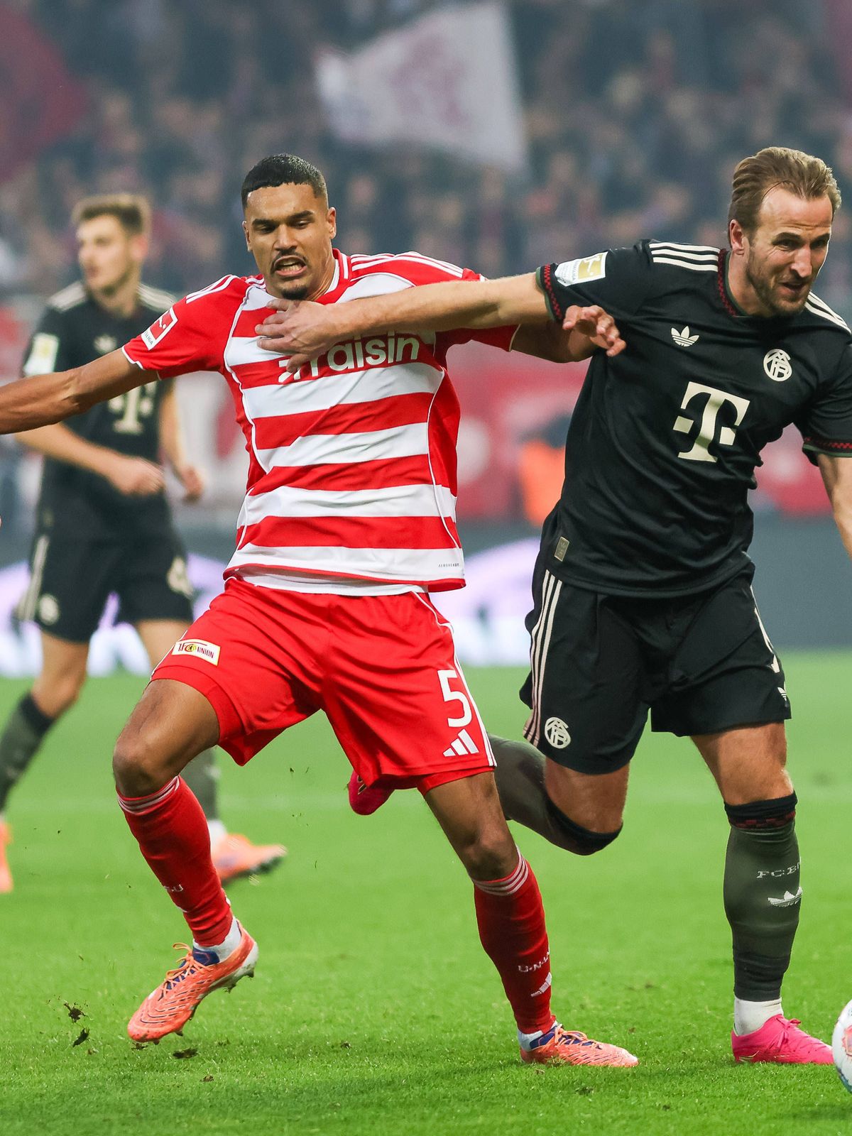 Harry Kane (FC Bayern Muenchen, 09) mit Danilho Doekhi (1. FC Union Berlin, 05), mit Janik Haberer (1. FC Union Berlin, 19), GER, 1. FC Union Berlin vs. FC Bayern Muenchen, Fussball, Bundesliga, 10...