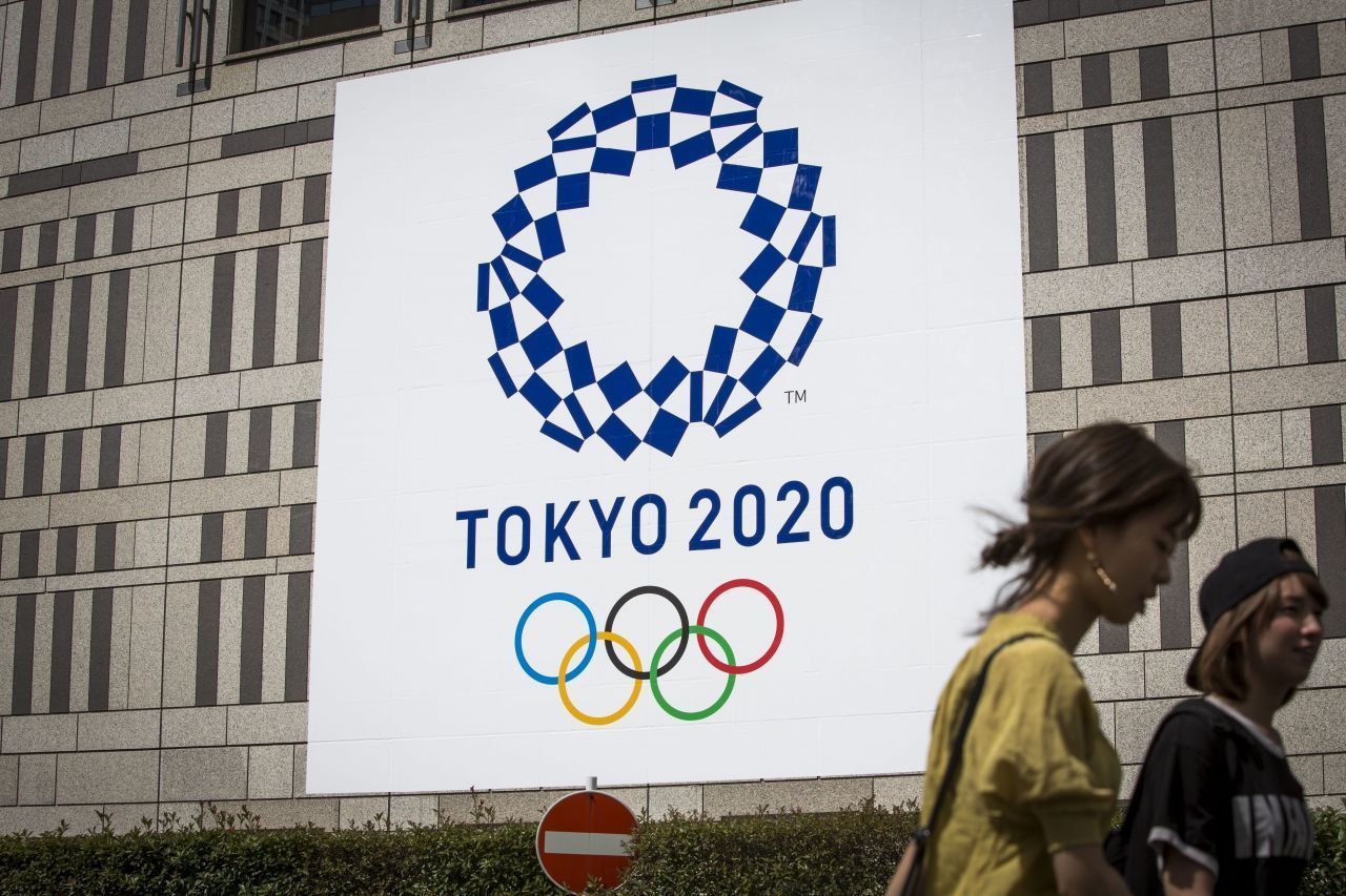 Logo: Das Logo beharrt eisern auf das ursprüngliche Datum der Spiele "Tokyo 2020". Designer Asao Tokolo reichte seinen Vorschlag neben gut 15.000 anderen ein, nachdem das ursprüngliche Logo wegen Plagiatsvorwürfen nicht verwendet wurde. Verschiedene Rechtecke in dunklem Blau ergeben einen Kranz und stehen für die unterschiedlichen Länder und Kulturen.