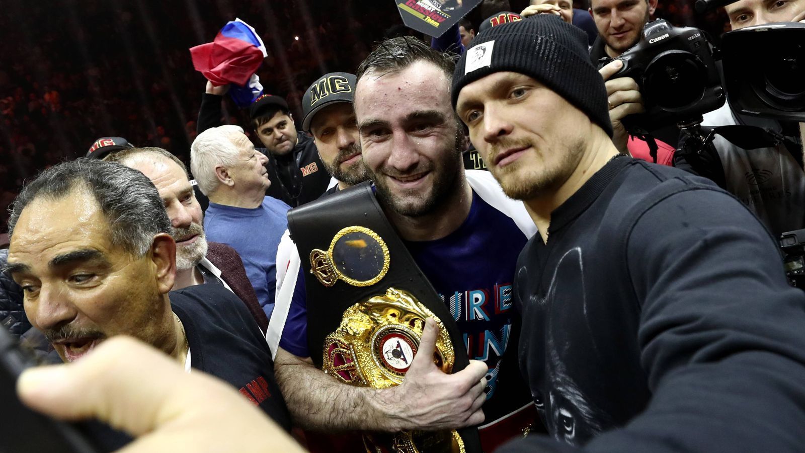 
                <strong>Murat Gassiev: "Iron" mischt das Cruisergewicht auf</strong><br>
                Am 21. Juli ist es soweit: Dann endet das erste Cruisergewichtsturnier der World Boxing Super Series mit einem hochklassigen Finale in Moskau zwischen Oleksandr Usyk und Gassiev (ab 20 Uhr live auf ranFIGHTING.de). Der Gewinner nimmt nicht nur die Ali-Trophy und eine hohe Siegprämie mit nach Hause, sondern schreibt auch Box-Geschichte. Denn dem Sieger gehören dann vier WM-Gürtel. Gassiev bringt die WBA- und IBF-Titel mit, Usyk die Gürtel der Verbände WBC und WBO.
              