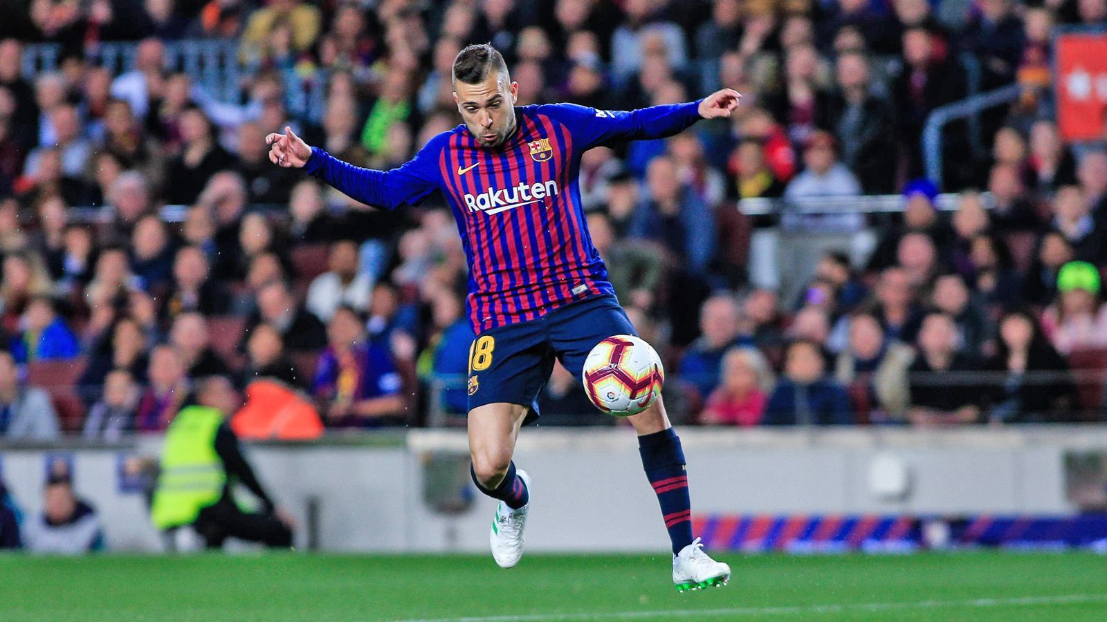 
                <strong>Jordi Alba (FC Barcelona)</strong><br>
                Die Katalanen haben Linksverteidiger Jordi Alba erst im Februar mit einem neuen Vertrag ausgestattet, der den Spanier bis 2024 an den Verein bindet. Über das Gehalt, das der 30-Jährige jährlich einstreicht, ist nichts bekannt. Durchgesickert ist aber die Ausstiegsklausel, die der FC Barcelona in Albas Vertrag gesetzt hat: Diese beträgt nämlich 500 Millionen Euro! Ihn aus Barcelona loszueisen wäre also ein extrem teures Vergnügen. Aber nicht nur für Alba müsste man ordentlich Kohle hinblättern.
              