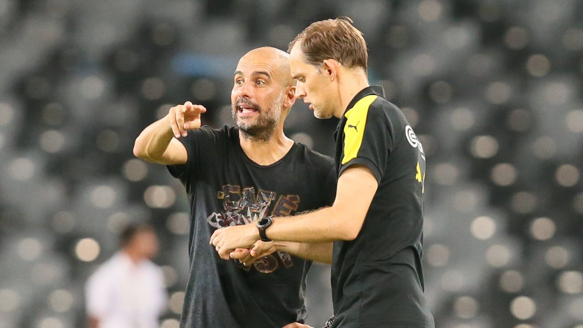 
                <strong>Tuchels Taktik</strong><br>
                Dass Tuchel Klopp schon zweimal als Trainer beerbte, spricht für einige Gemeinsamkeiten, gerade was Pressing und Gegenpressing angeht. Auch Pep Guardiola gilt als eines seiner Vorbilder. Legendär ist das Treffen der beiden, bei dem sie auf dem Restauranttisch mit Salz und Pfeffer Spielzüge nachgestellt haben sollen. Mit dem Katalanen hat er gemein, dass er während des Spiels taktisch variiert und eingreift, wenn ihm etwas nicht gefällt. Bei Paris schaffte es Tuchel trotz seiner Flexibilität allerdings nicht, dem Starensemble eine endgültige fußballerische Identität zu verleihen.
              