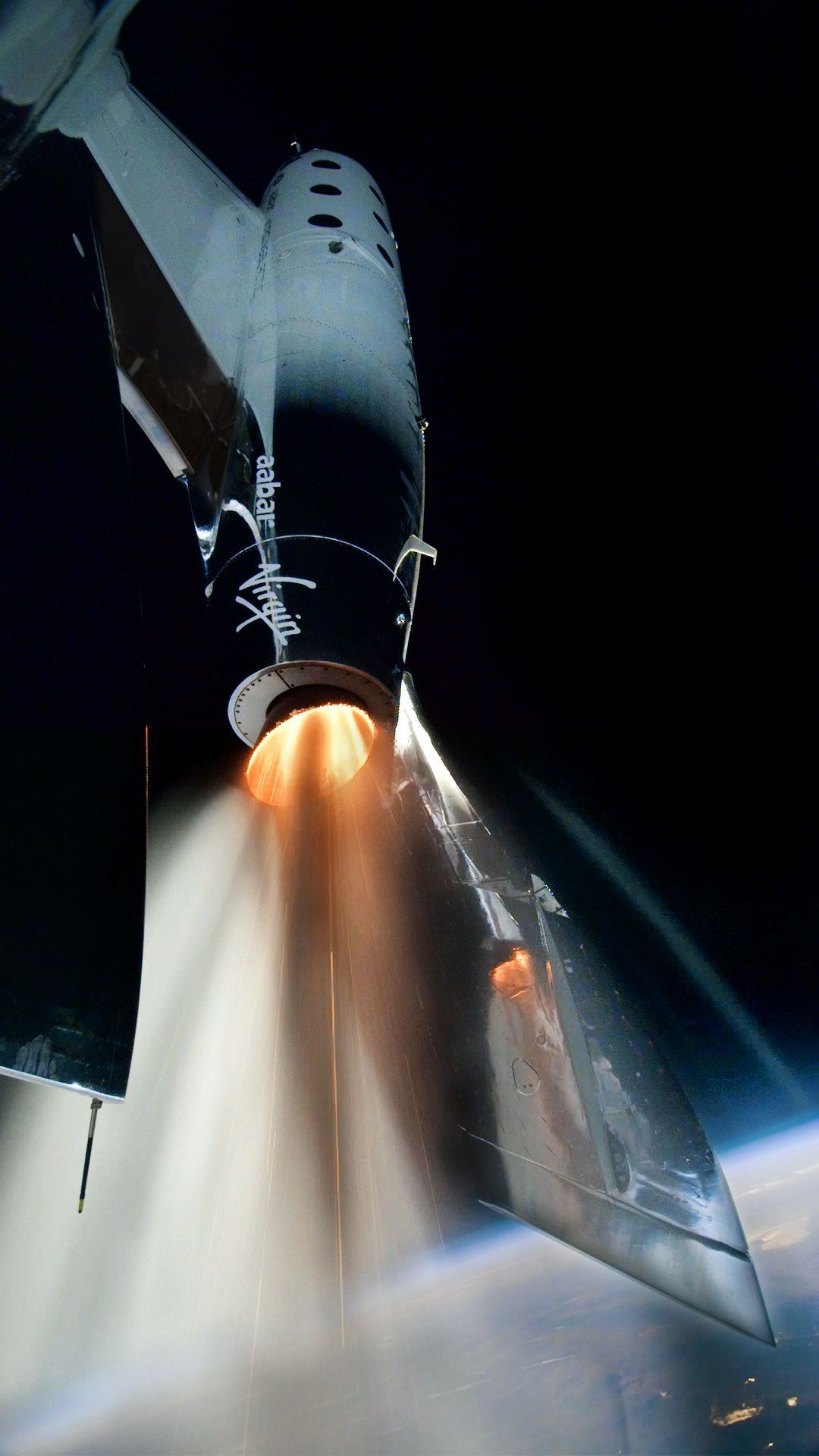 Per Raketenantrieb schießt es mit dreifacher Schallgeschwindigkeit allein weiter bis auf 90 Kilometer Höhe.