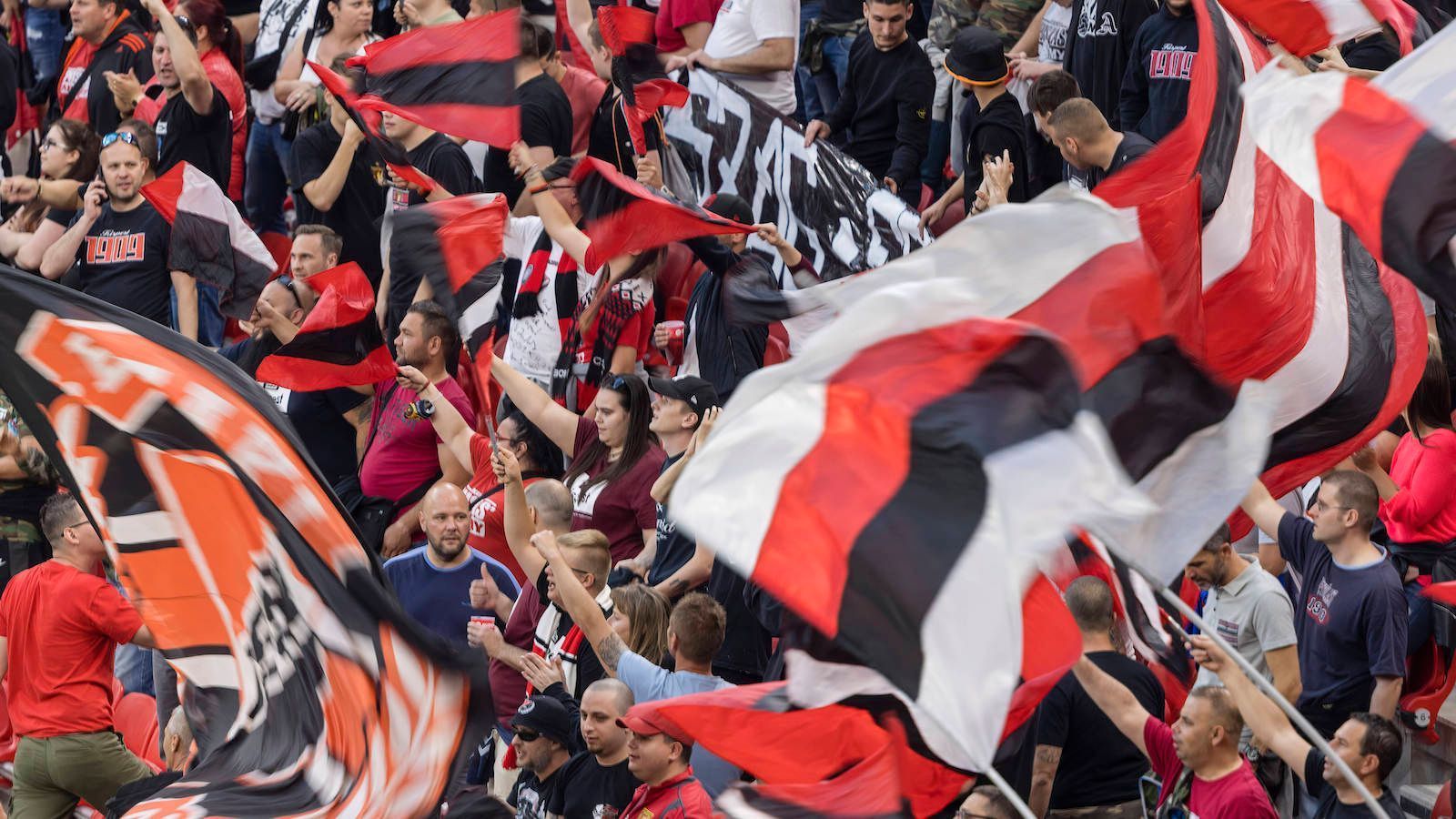 
                <strong>Partystimmung in Budapest</strong><br>
                Beim Pokalfinale zwischen Honved Budapest und Mezokovesd sahen manche Tribünen voll wie eh und je aus. 
              