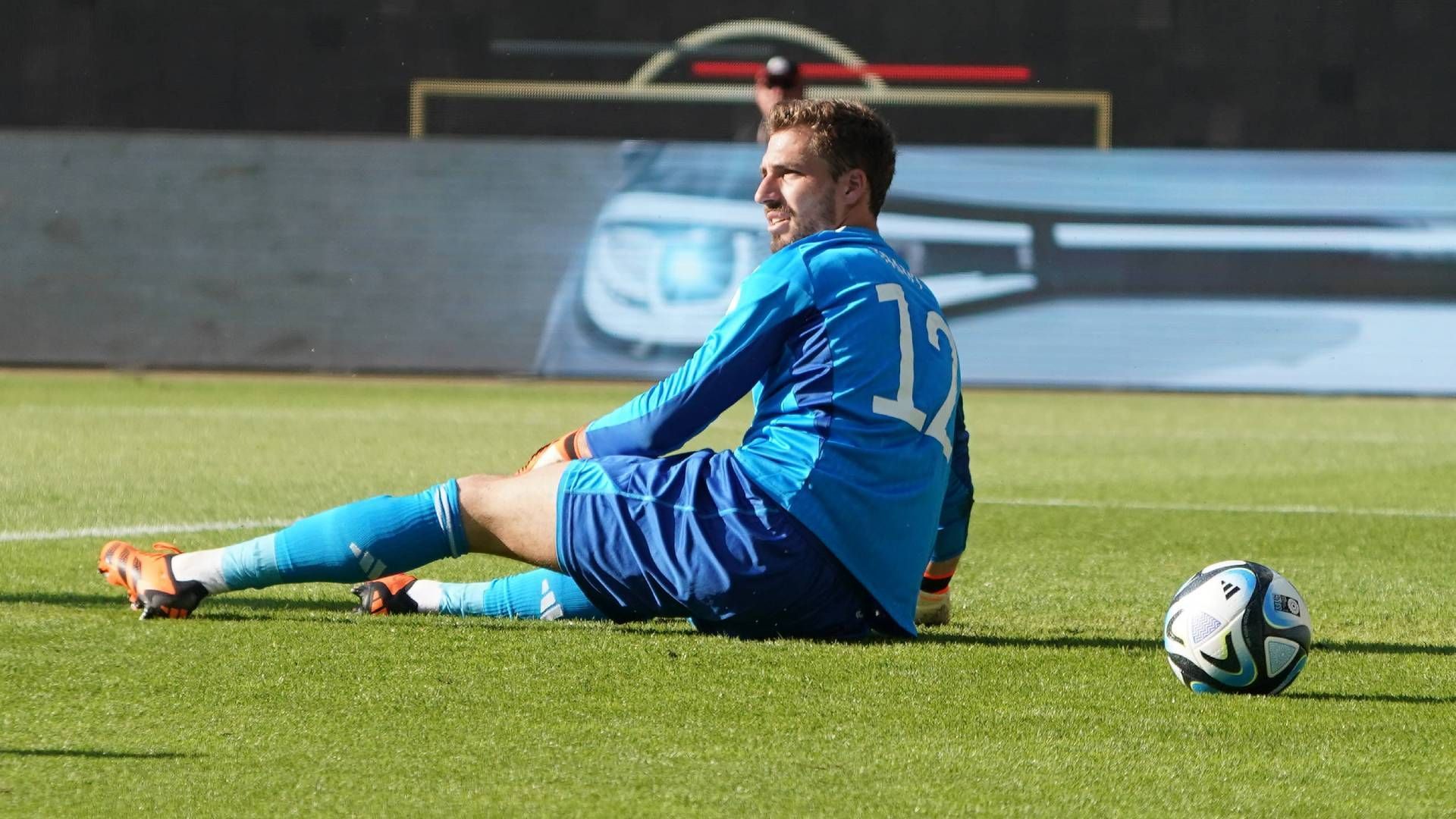 
                <strong>Kevin Trapp</strong><br>
                Konnte einem fast leidtun, weil er kaum geprüft schon in der ersten Halbzeit zweimal hinter sich greifen musste. Sowohl bei Tsygankovs platziertem Abschluss zum Ausgleich (19.) als auch bei Rüdigers Eigentor (23.) machtlos. Auch das 1:3 konnte er nicht verhindern. Konnte sich eine gute Viertelstunde vor Schluss immerhin mit einem starken Reflex im Eins-gegen-Eins gegen Tsygankov auszeichnen. ran-Note: 4
              