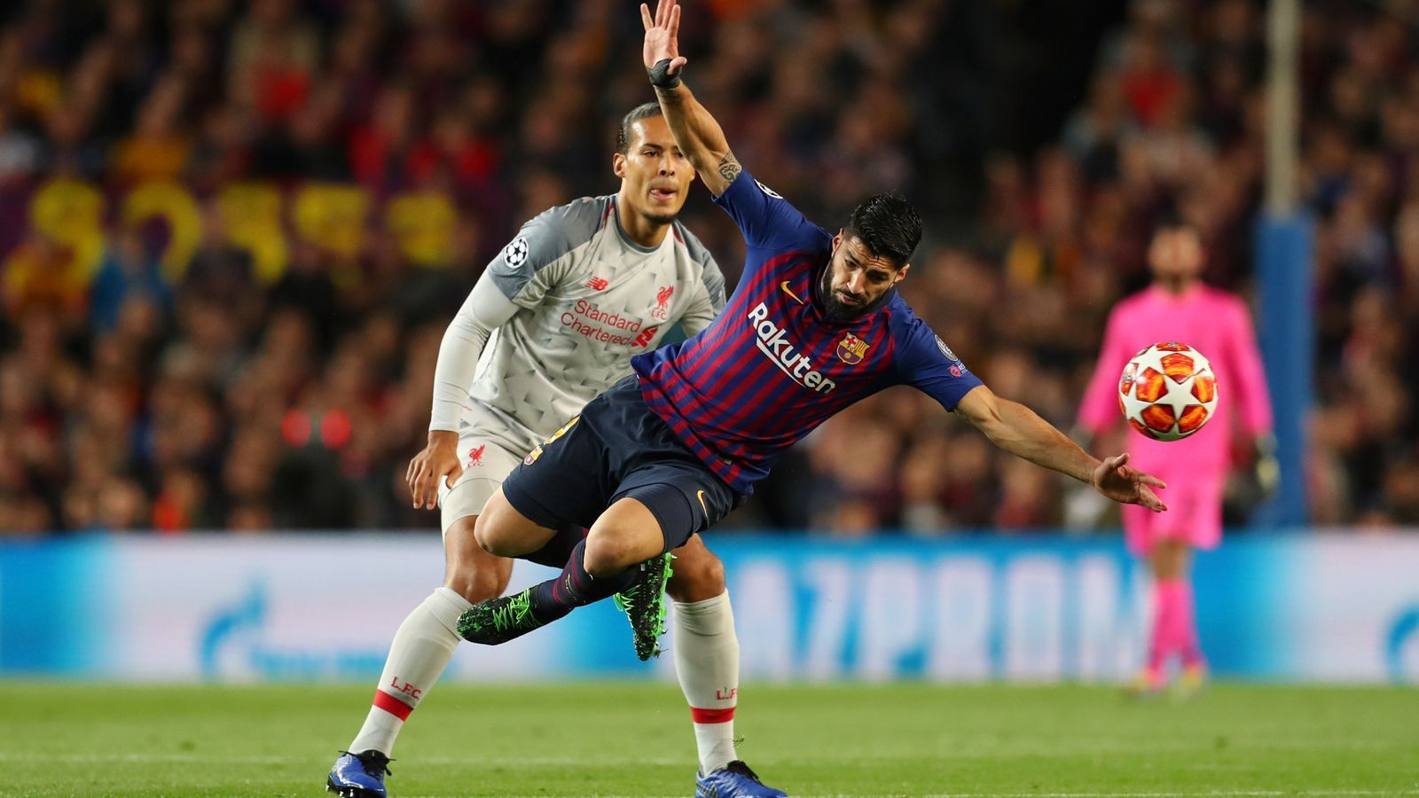 
                <strong>Luis Suarez</strong><br>
                25 Minuten ist Suarez kaum zu sehen, dann allerdings beim 1:0 zur Stelle. Stark, wie er in den Ball hineingrätscht und am gegnerischen Torwart vorbeilenkt. Es war sein erstes Tor in der laufenden Champions-League-Saison. Auch am 2:0 war er beteiligt: Sein Lattentreffer wurde von Messi verwertet. Ansonsten taucht er in der zweiten Halbzeit gelegentlich unter, weil sich Barcelona insgesamt zurückdrängen lässt. In der Nachspielzeit hatte er allerdings noch die große Chance auf das 4:0, vergibt diese aber. ran-Note 2
              