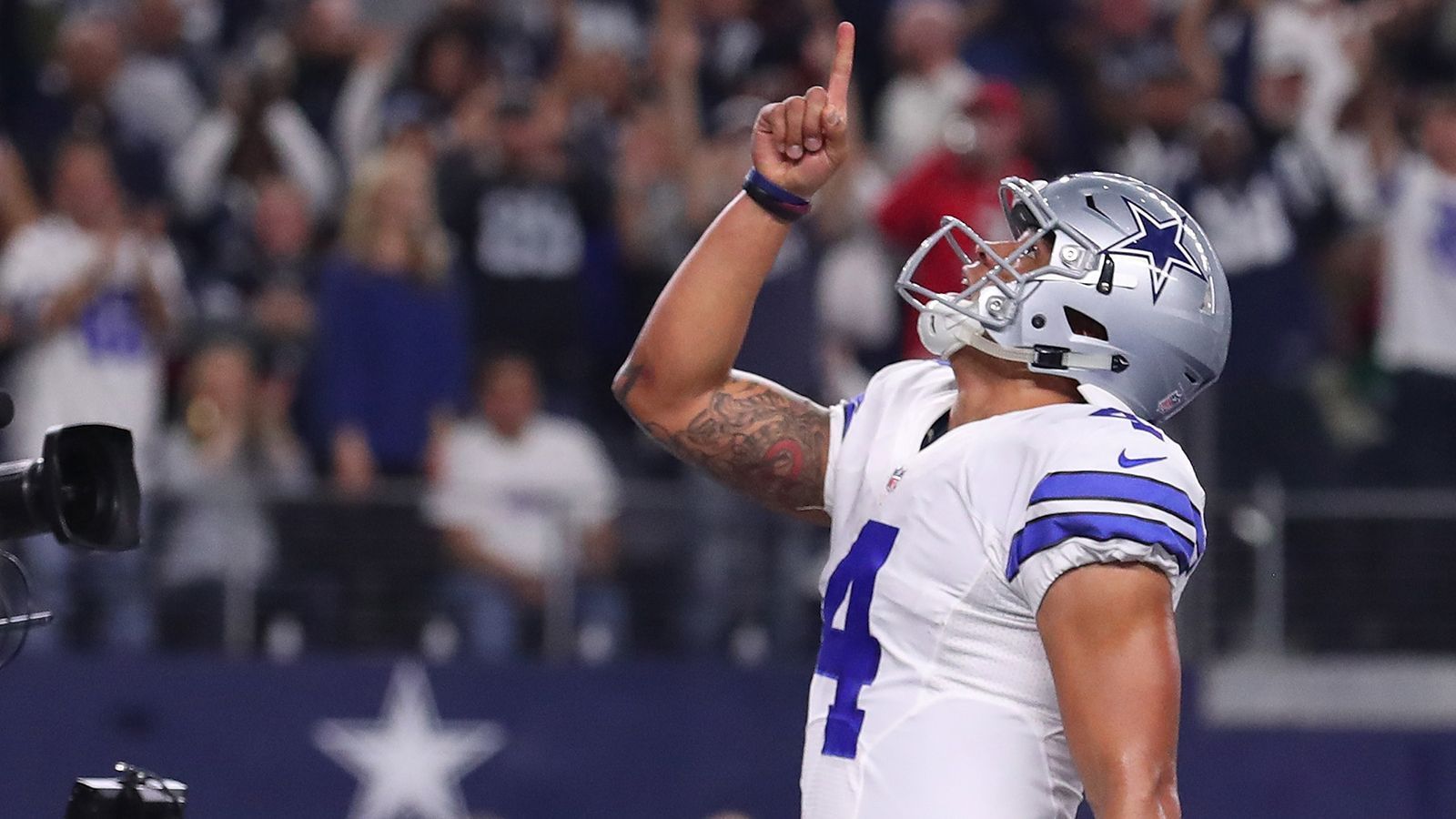 
                <strong>2016: Dak Prescott (Quarterback, Dallas Cowboys)</strong><br>
                Es ist wie verflixt. Auch der Cowboys-Quarterback verletzte sich zum Beginn der aktuellen Saison schwer, brach sich das Sprunggelenk und fiel die gesamte Spielzeit aus. In seiner Rookiesaison 2016/17 zeigte sich Prescott schon unfassbar reif und startete bereits im ersten Saisonspiel. Er brachte 67,8 Prozent seiner Pässe an den Mann - der viertbeste Wert aller Starting-Quarterbacks. Dazu fing er sich in 16 Spielen nur vier Interceptions ein und wurde nur 25 Mal gesackt. All diese Fabelzahlen trugen dazu bei, dass sowohl die Fans als auch die AP (Offensive Rookie) ihn zum Rookie of the Year wählten. Die Cowboys schafften es unter Prescott in die Playoffs, schieden allerdings in der Wild Card Round aus. Nun brennt der 27-Jährige auf seine Rückkehr, wird in dieser Saison aber nach aktuellem Stand zum Free Agent. Die Spannung steigt.
              
