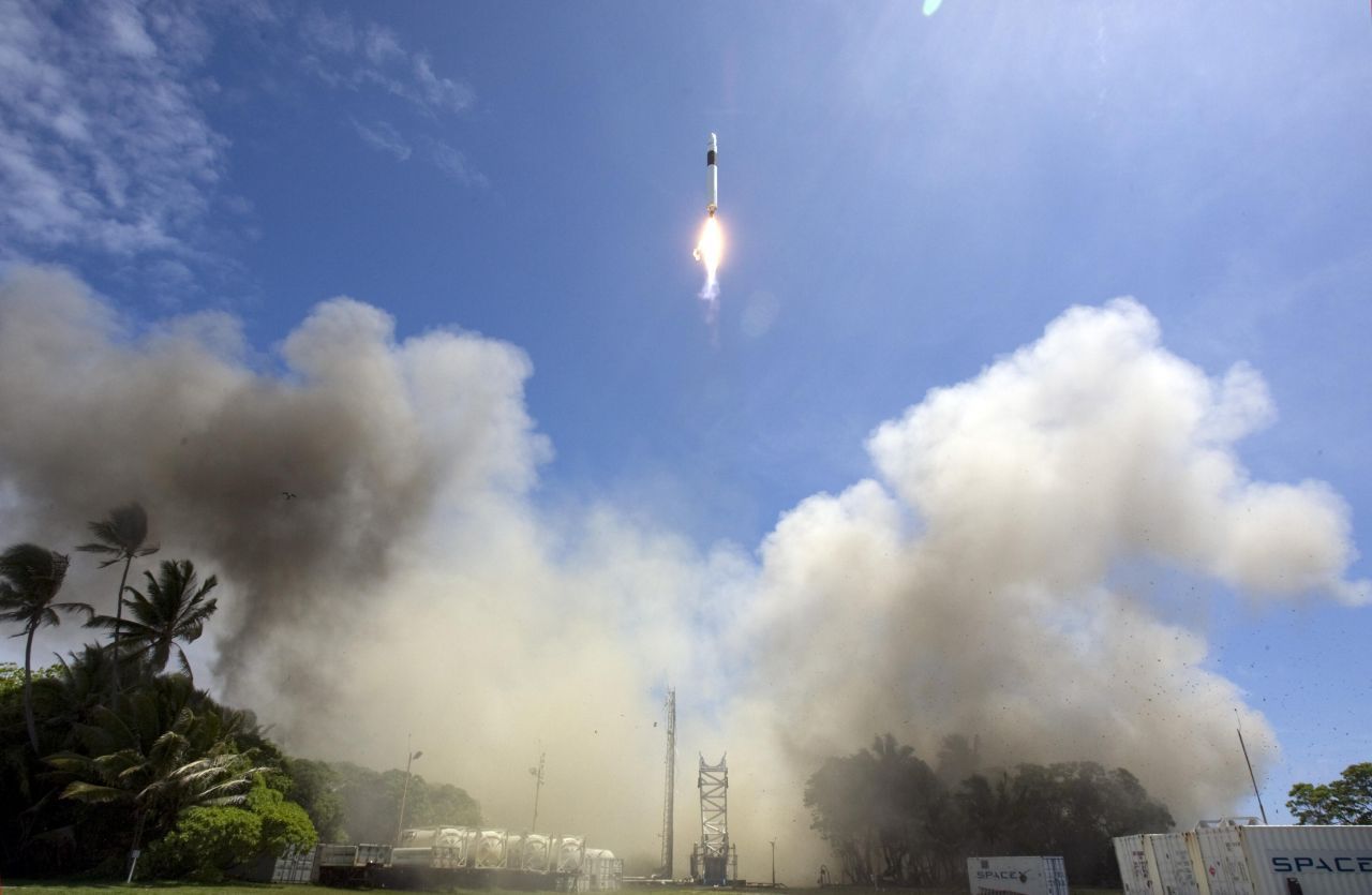 Die US-Firma SpaceX startete 2008 die erste private Rakete, die eine Umlaufbahn erreichte. Sie nutzten dafür Omelek Island, einen winzigen Flecken im Pazifik.