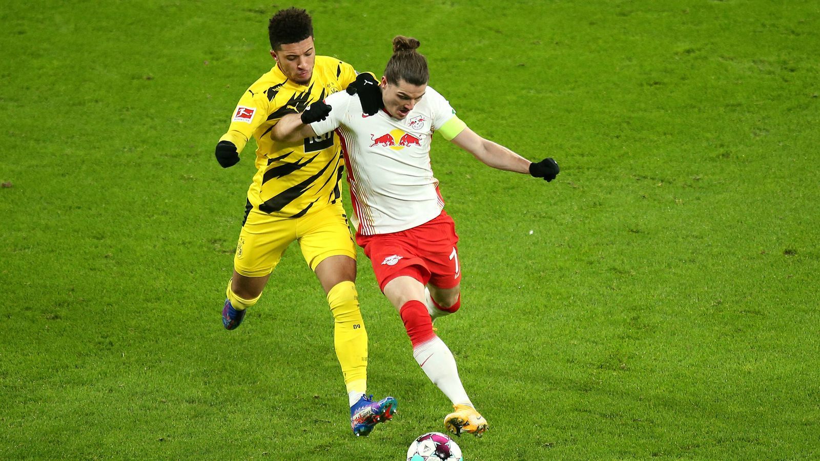 
                <strong>Jadon Sancho</strong><br>
                Findet anfangs gar nicht ins Spiel, macht sich seine Aktionen mit Fehlpässen schnell zunichte. Gefährliche Aktionen gehen kaum von ihm aus. Deutlich zielstrebiger nach dem Seitenwechsel, beim 1:0 aus acht Metern eiskalt. Bereitet das 2:0 maßgenau vor. ran.de-Note: 2
              