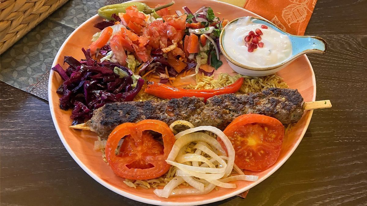 Kabab-Spieß mit Salat, Basmati-Reis und Tsatsiki