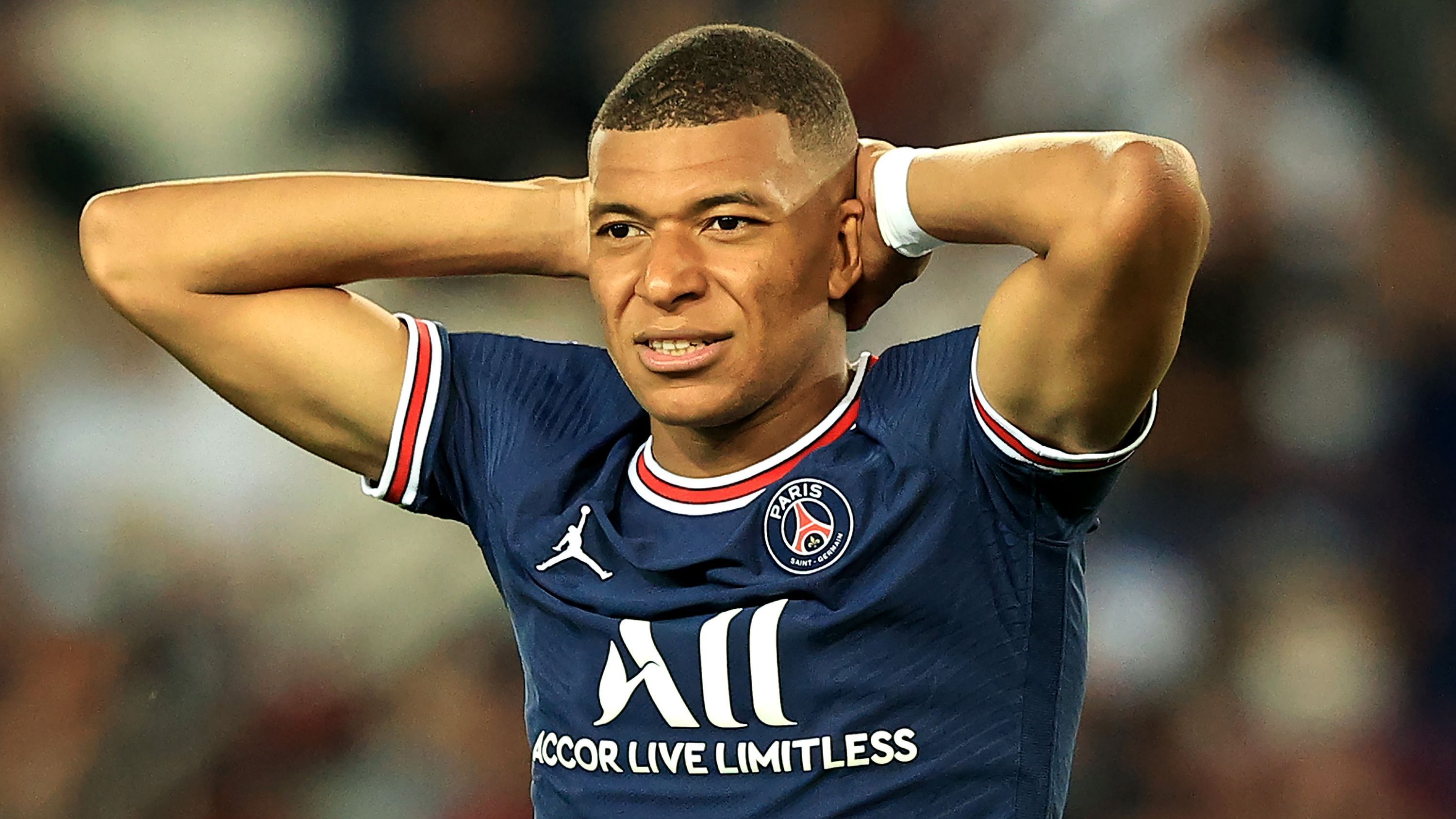 
                <strong>GEPLATZT: Kylian Mbappe von Paris St. Germain zu Real Madrid </strong><br>
                Trotz mehrerer Angebote scheiterte der Blockbuster-Wechsel von Superstar Kylian Mbappe von Paris Saint-Germain zu Real Madrid. Laut "Spox" und "Goal" sollen die Madrilenen nach mehrmaligem Nachbesserungen bei der Ablöse auch mit einer Offerte über 220 Millionen Euro für den 22-Jährigen gescheitert sein, dessen Vertrag bei PSG im kommenden Jahr ausläuft.
              