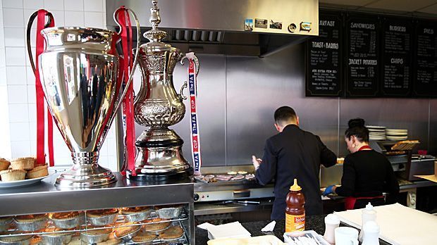 
                <strong>Titelsammlung im neuen Jahrtausend</strong><br>
                Titelsammlung im neuen Jahrtausend: Seit dem Millenium füllt der FC Liverpool seinen Trophäenschrank mit elf nationalen und internationalen Titel. Neben den Siegen in Champions League und UEFA Cup feiern die "Reds" zwei Erfolge im FA Cup, drei im League Cup sowie jeweils zwei Mal den europäischen und den englischen Supercup. ManCity kommt in der gleichen Zeitspanne lediglich auf fünf Trophäen: zwei Meistertitel sowie je einen Sieg in FA Cup, League Cup und englischem Supercup.
              