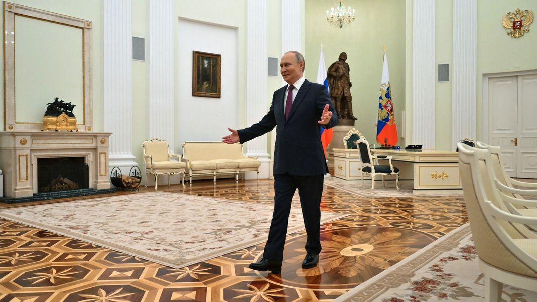 Auf dem von der staatlichen russischen Nachrichtenagentur Sputnik veröffentlichten Foto empfängt Putin (Bild) den Sondergesandten von US-Präsident Donald Trump, Steve Witkoff, zu einem Gespräch im Kreml mit ausgebreiteten Armen.