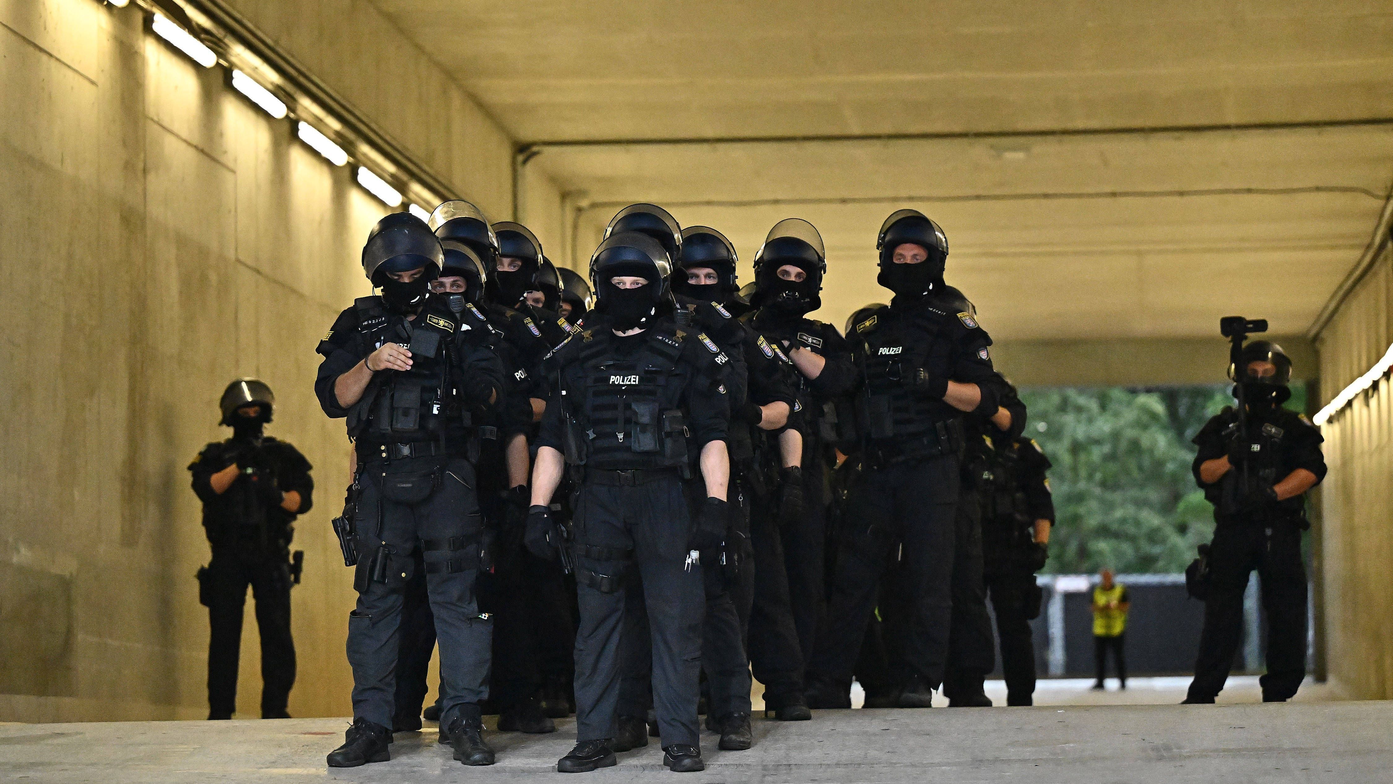 <strong>Polizisten schmuggeln sich ins Stadion</strong><br>Bei der Kontrolle fiel demnach auf, dass die Beamten keine Einsatzaufträge hatten. Sie verließen den Bereich wenig später nach Aufforderung. Die Führung der Polizei habe den Vorfall bestätigt, will aber nicht über mögliche Konsequenzen informieren.