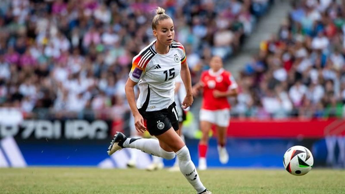 Giulia Gwinn führt das Team als Kapitänin aufs Feld