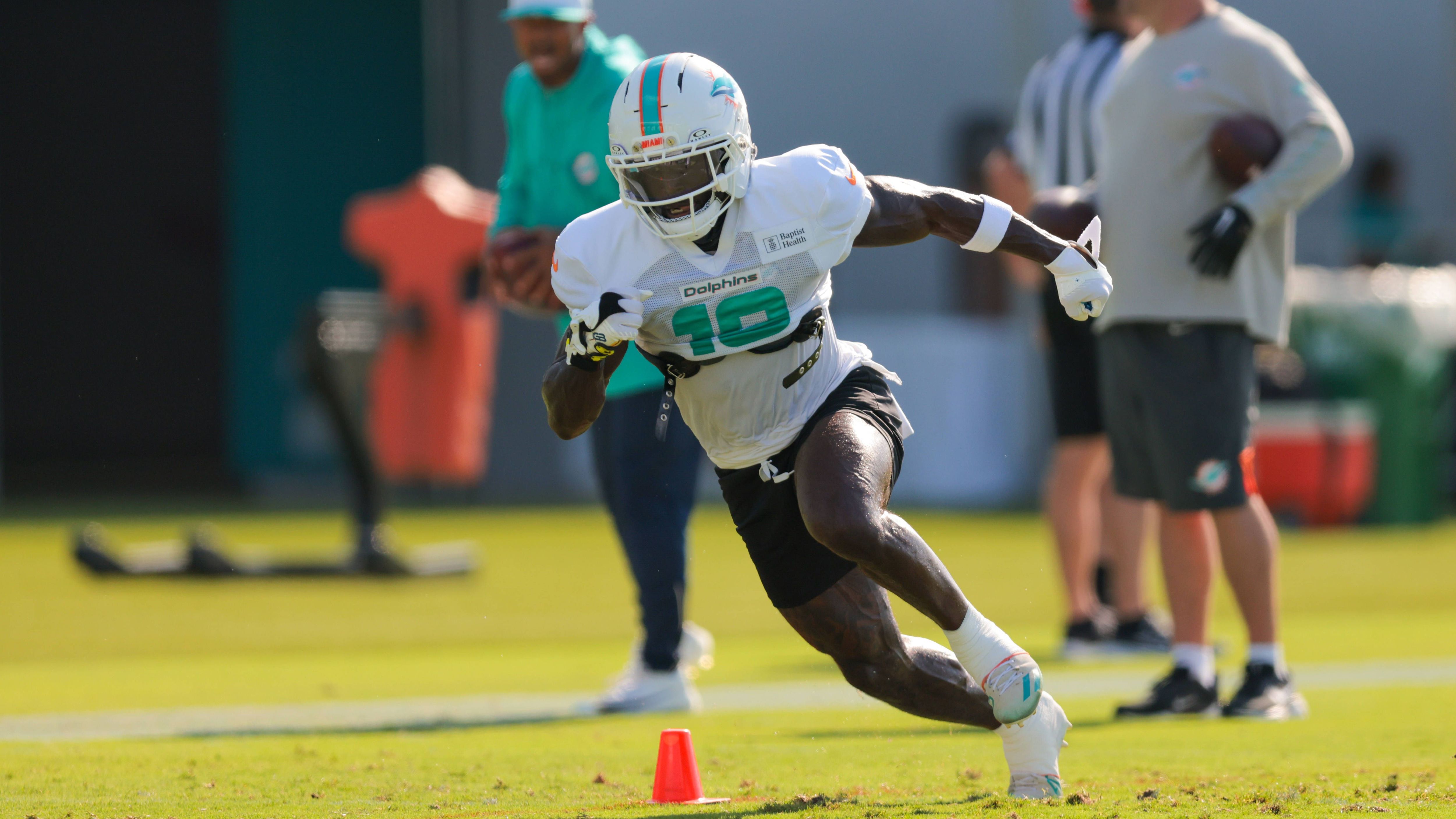 <strong>Tyreek Hill (Miami Dolphins)</strong><br>Alter: 31<br>Position: Wide Receiver<br>Durchschnittliches Jahresgehalt: 30 Millionen Dollar