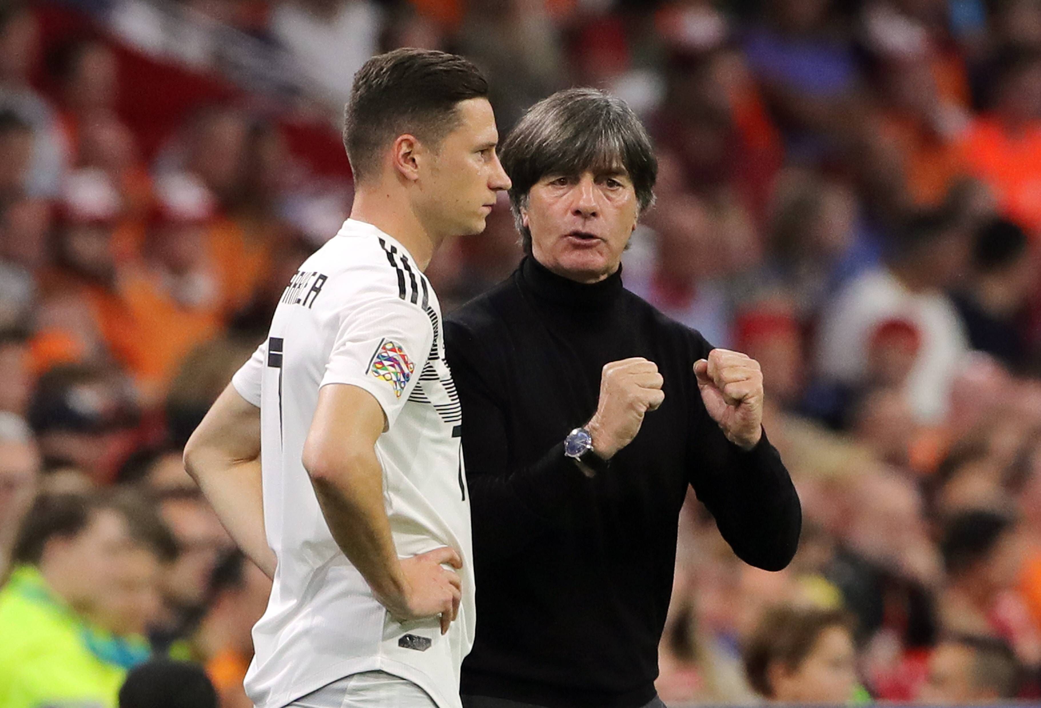 
                <strong>Julian Draxler</strong><br>
                Kommt in der 57. Minute für Can und setzt wenige Sekunden später mit einem Distanzschuss aus rund 20 Metern gleich ein Ausrufezeichen. Setzt in der 70. Minute nach einer Kimmich-Flanke zum Volleyschuss an, zielt aber zu hoch. Wie Sane aber ein belebendes Element im deutschen Spiel, leitet mit seinem Ballverlust kurz vor Schluss jedoch den Konter zum 0:2 durch Depay ein. ran-Note: 3.
              