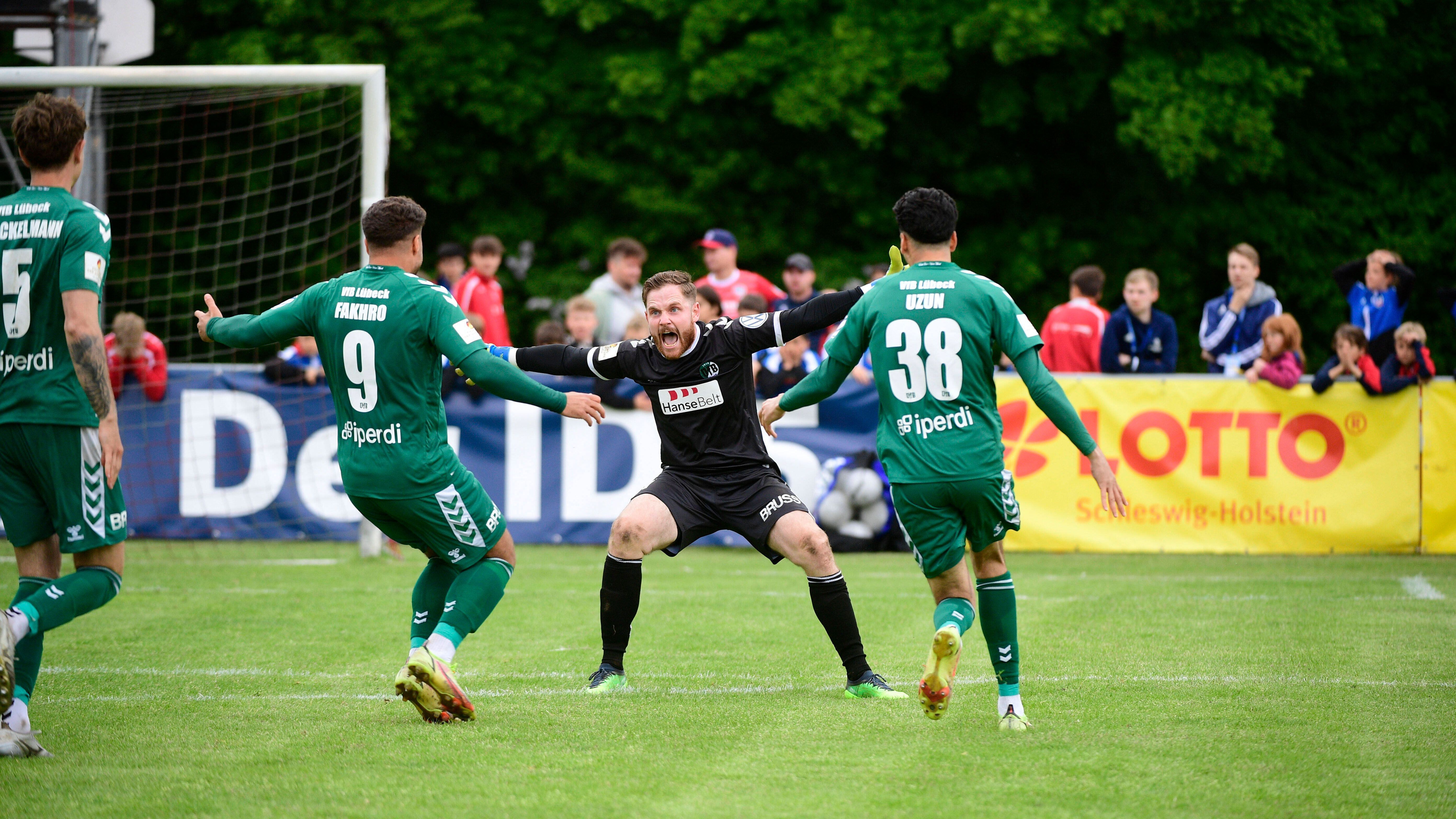 
                <strong>VfB Lübeck</strong><br>
                Torhüter Eric Gründemann wird zum Held: Das Finale in Schleswig-Holstein wird zum Elfer-Krimi an dessen Ende Lübeck gegen den TSB Flensburg jubeln kann. 
              