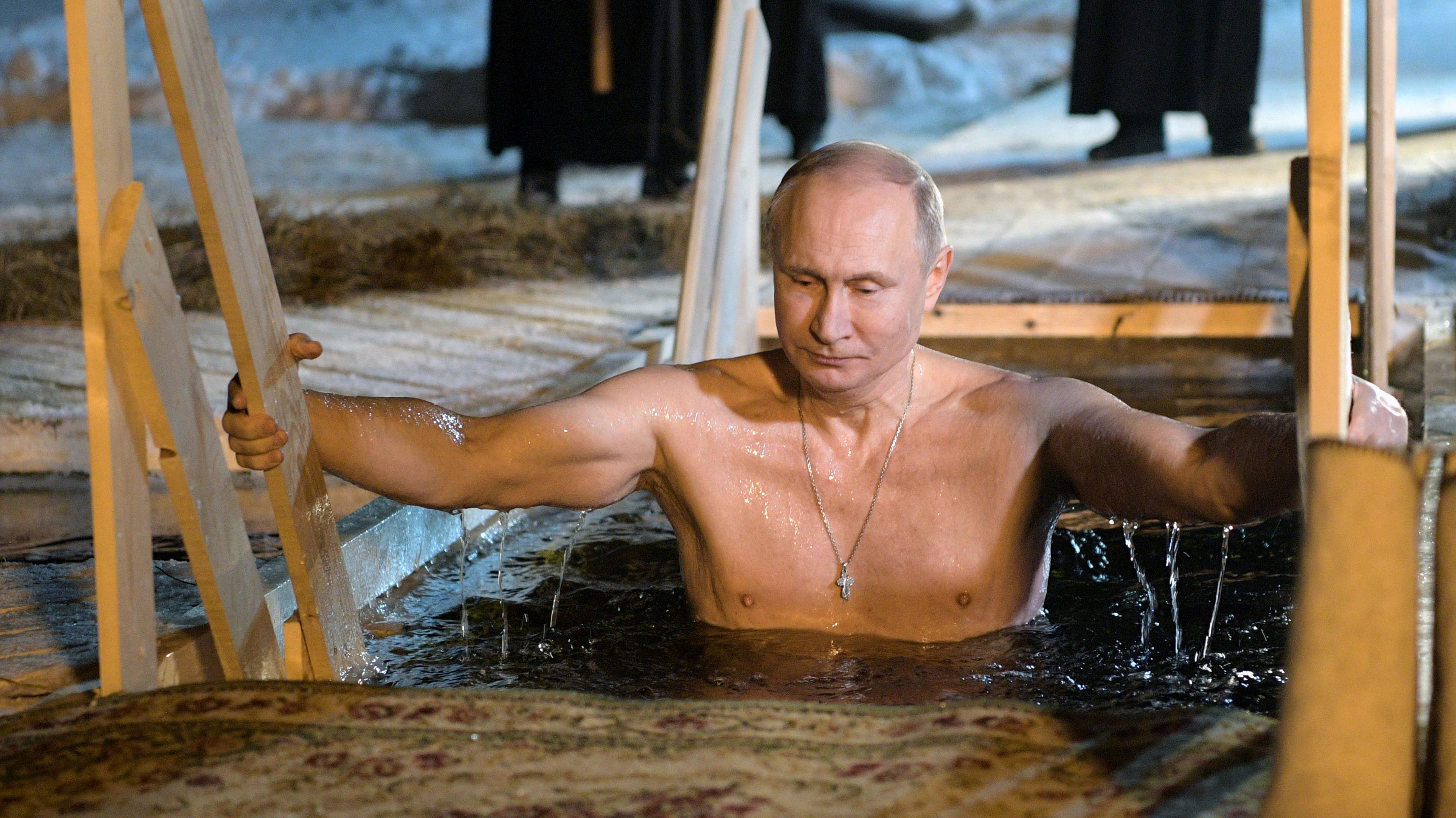 18. Januar 2018: Während der Feierlichkeiten zum Dreikönigsfest steigt der russische Präsident in das eisige Wasser des Seligersees.