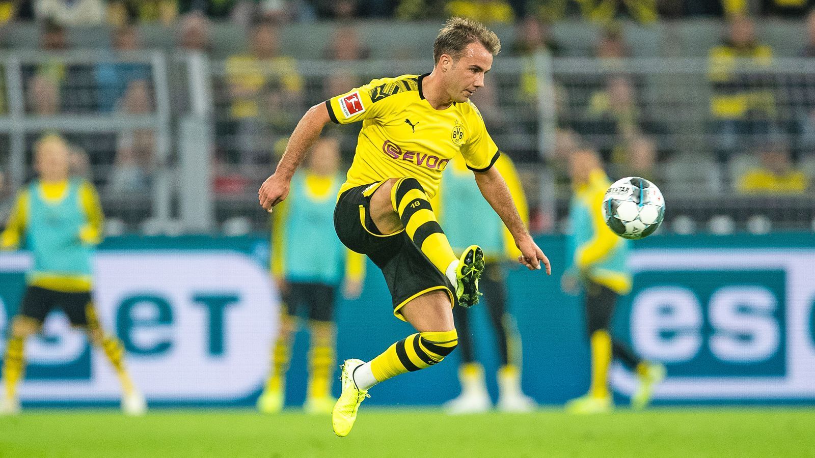 
                <strong>Mario Götze (Borussia Dortmund)</strong><br>
                Ganze 188 Minuten Bundesliga-Luft durfte Mario Götze in der aktuellen Spielzeit für Borussia Dortmund atmen. Trotz der starken Saison 2018/2019 ist der WM-Final-Torschütze bei BVB-Coach Lucien Favre nur zweite Wahl. Verhandlungen über die Verlängerung seines auslaufenden Vertrages scheiterten bisher an den finanziellen Abstrichen, die der 27-Jährige hinnehmen müsste. Wie die "BILD" berichtet, will Dortmund sein Gehalt von zehn Millionen Euro jährlich auf acht Millionen senken. Die verfahrene Lage ruft laut "Gazzetta dello Sport" Inter Mailand auf den Plan. Die Italiener, allen voran Trainer Antonio Conte, wollen den Offensiv-Star anscheinend bereits im Januar in die Lombardei locken.
              