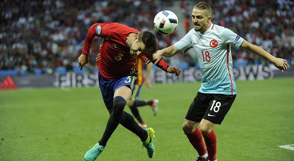 
                <strong>Gerard Pique</strong><br>
                Gerard Pique: Hatte bis auf ein paar wenige Konterchancen der Türken in der ersten Halbzeit defensiv nicht wirklich viel zu tun, so dass er sich immer mal wieder ins Offensivspiel einschaltete - allerdings weniger effektiv. Wurde bei Ecken gesucht. Vergab dabei seine beste Möglichkeit in der 12. Minute, als er nach einem Standard frei zum Kopfball kam. Sein Aufsetzer ging übers Tor. ran-Note 3
              