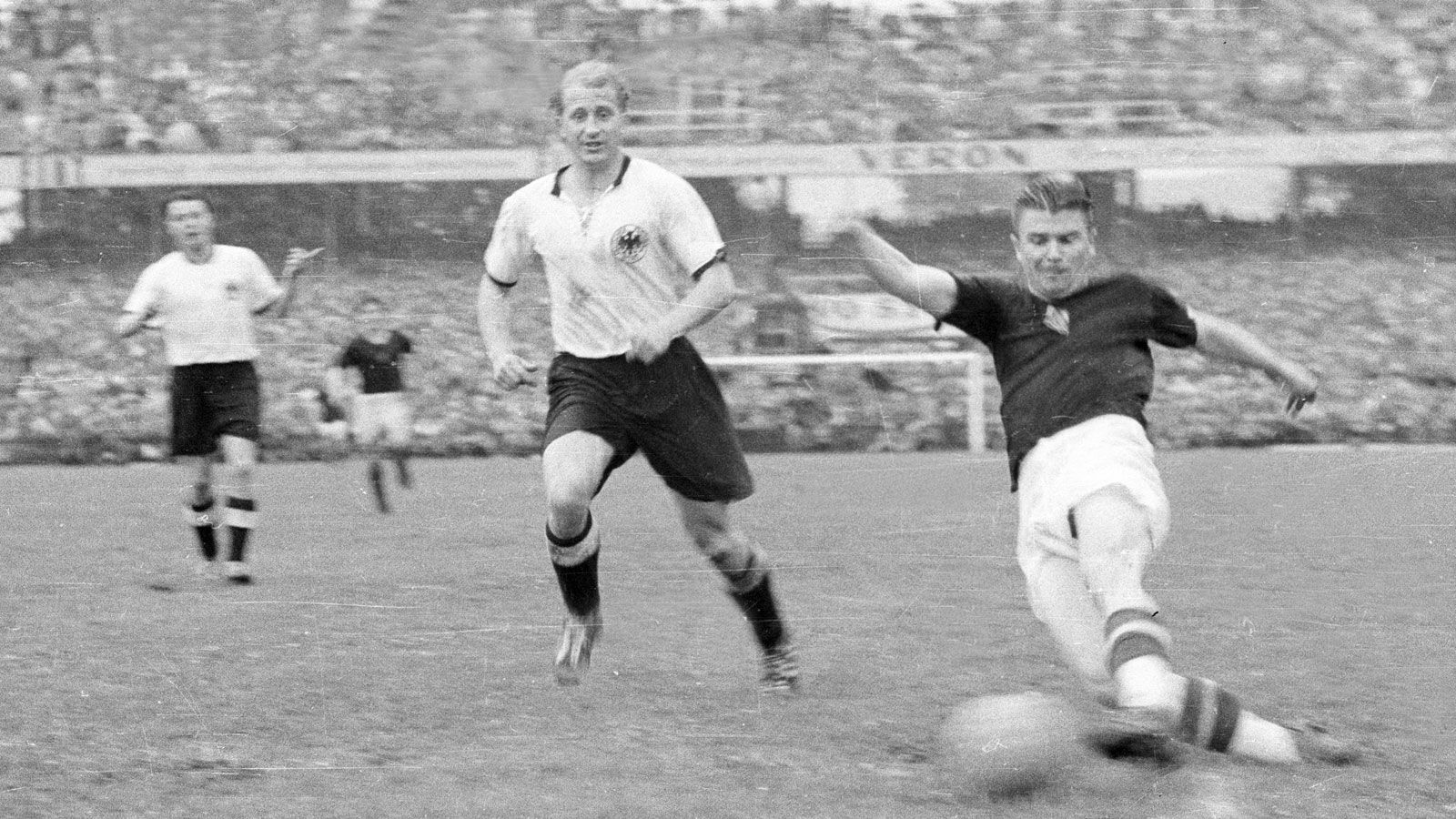 
                <strong>Ferenc Puskas</strong><br>
                In den 50er Jahren ist die ungarische Nationalmannschaft das dominanteste Team der Welt. Star des Teams ist der kleine Stürmer Ferenc Puskas. Puskas ist etwas übergewichtig, benutzt ausschließlich seinen linken Fuß, doch seine 84 Tore in 85 Länderspielen sprechen für sich.
              