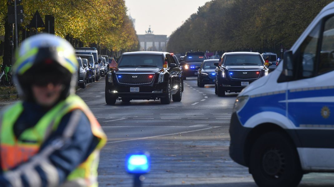 Von zahlreichen Sicherheitskräften begleitet steuert der Konvoi des US-Präsidenten das Schloß Bellevue auf der Straße des 17. Juni an. 