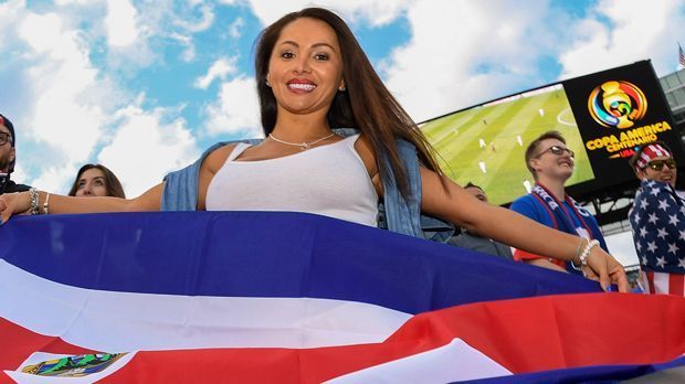 
                <strong>Weiblicher Fan aus Costa Rica</strong><br>
                Trotz dieser Anfeuerung hat Costa Rica gegen Gastgeber USA eine bittere 0:4-Pleite hinnehmen müssen. An den Fans hat es dabei aber nicht gelegen.
              