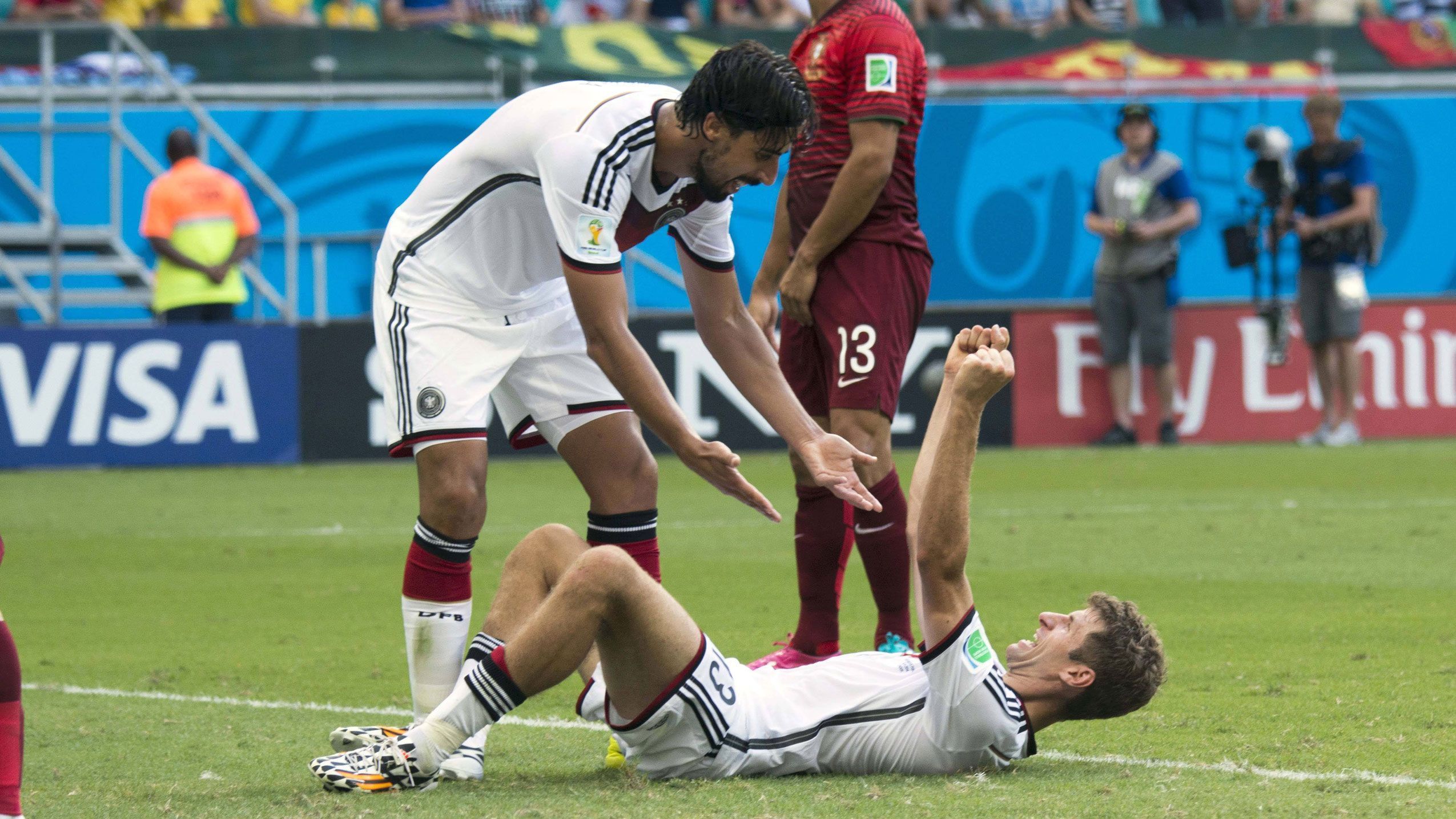 
                <strong>Duelle gegen Portugal - Eine deutsche Erfolgsgeschichte</strong><br>
                Am kommenden Samstag steht bei der Europameisterschaft das zweite Spiel der deutschen Nationalmannschaft auf dem Programm. Nach der Auftaktniederlage gegen Frankreich muss die DFB-Elf gegen Portugal (ab 17:30 Uhr im Liveticker) einen Sieg einfahren, will man die Chance auf das Achtelfinale wahren. Schaut man sich die vergangenen Duelle mit Cristiano Ronaldo und Co. an, stehen die Chancen auf drei Punkte hervorragend. In insgesamt 19 Aufeinandertreffen mit Portugal holte das deutsche Team elf Siege und fünf Unentschieden. Beste Voraussetzungen also für die Partie am Samstag. ran.de schaut zurück auf die wichtigsten Spiele gegen die Portugiesen. 
              