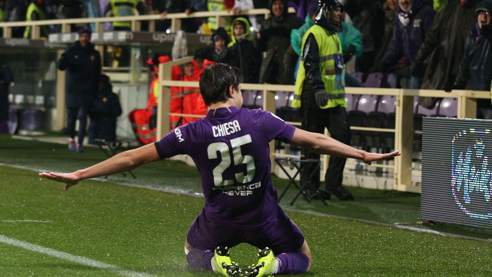 
                <strong>Federico Chiesa (Juventus Turin)</strong><br>
                Abgebender Verein: AC Florenz - Position: Offensives Mittelfeld, Stürmer - Ablösesumme: kolportierte Leihgebühr von 10 Millionen Euro - Marktwert: 48 Millionen Euro
              