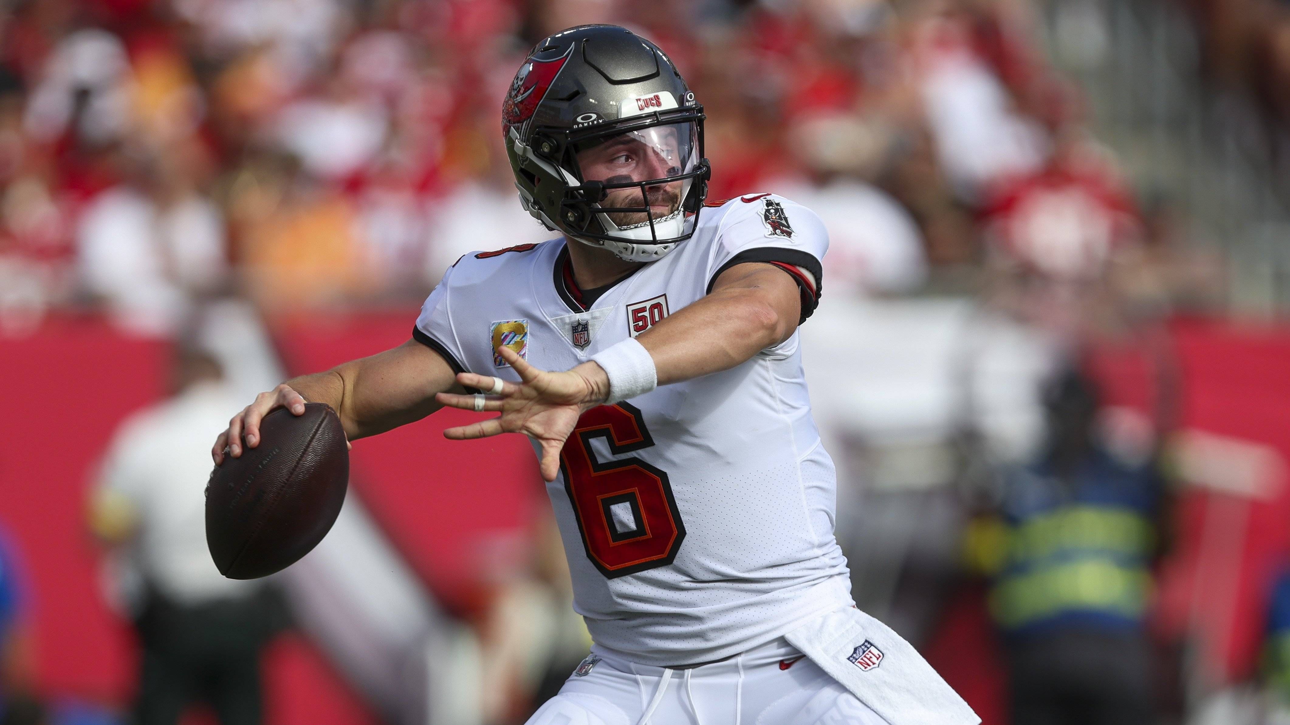 <strong>Platz 1: Baker Mayfield (Tampa Bay Buccaneers)</strong><br>Wer in Week 6 ohne seine drei besten Receiver, seinen besten Running Back und zwei seiner fünf besten O-Liner auskommen musste: Baker Mayfield. Wer in Week 6 trotzdem 74 Prozent seiner Pässe für 256 Yards und zwei Touchdowns an den Mann brachte und sich dabei keinen Fehler leistete: Baker Mayfield. Machen wir es kurz: Mayfield spielt die beste Saison seiner Karriere. Allein sein Lauf bei drittem Versuch und 14, bei dem er gefühlt die komplette 49ers-Defense abschüttelte und zum neuen ersten Versuch hechtete: MVP-würdig. Der 30-Jährige ist derzeit der wertvollste Spieler der NFL. Und damit auch völlig verdient in unserem Quarterback Ranking ganz vorn.